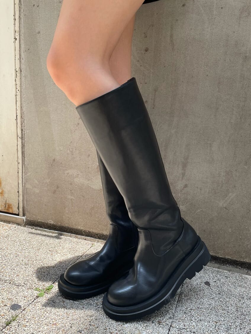 ブラック系のブーツを着用したレディースの夏コーディネートの3枚目の写真