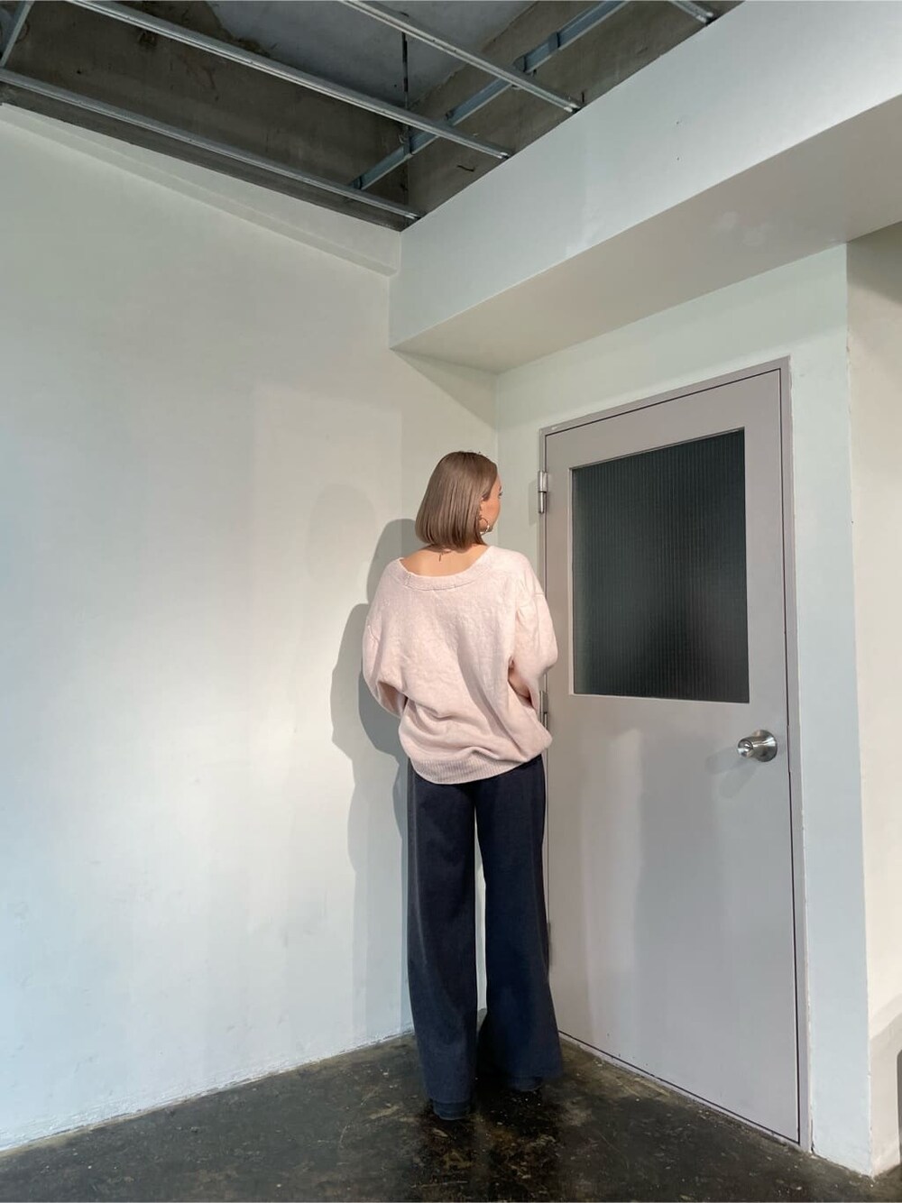 ピンク系のカーディガン/ボレロを着用したレディースの秋コーディネートの4枚目の写真