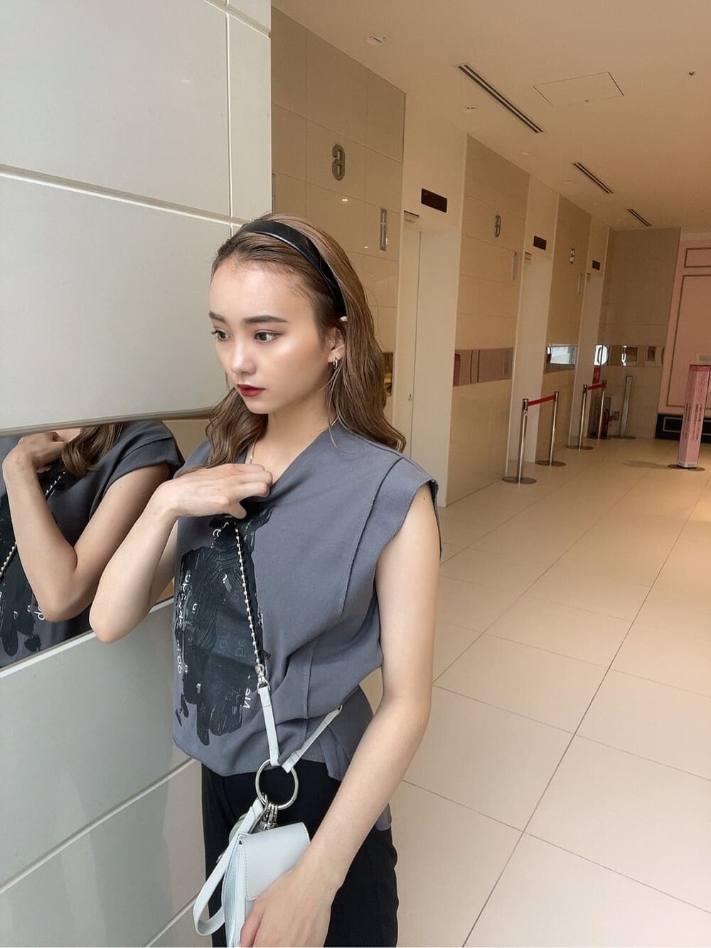 グレー系のTシャツ/カットソーを着用したレディースの夏コーディネートの3枚目の写真