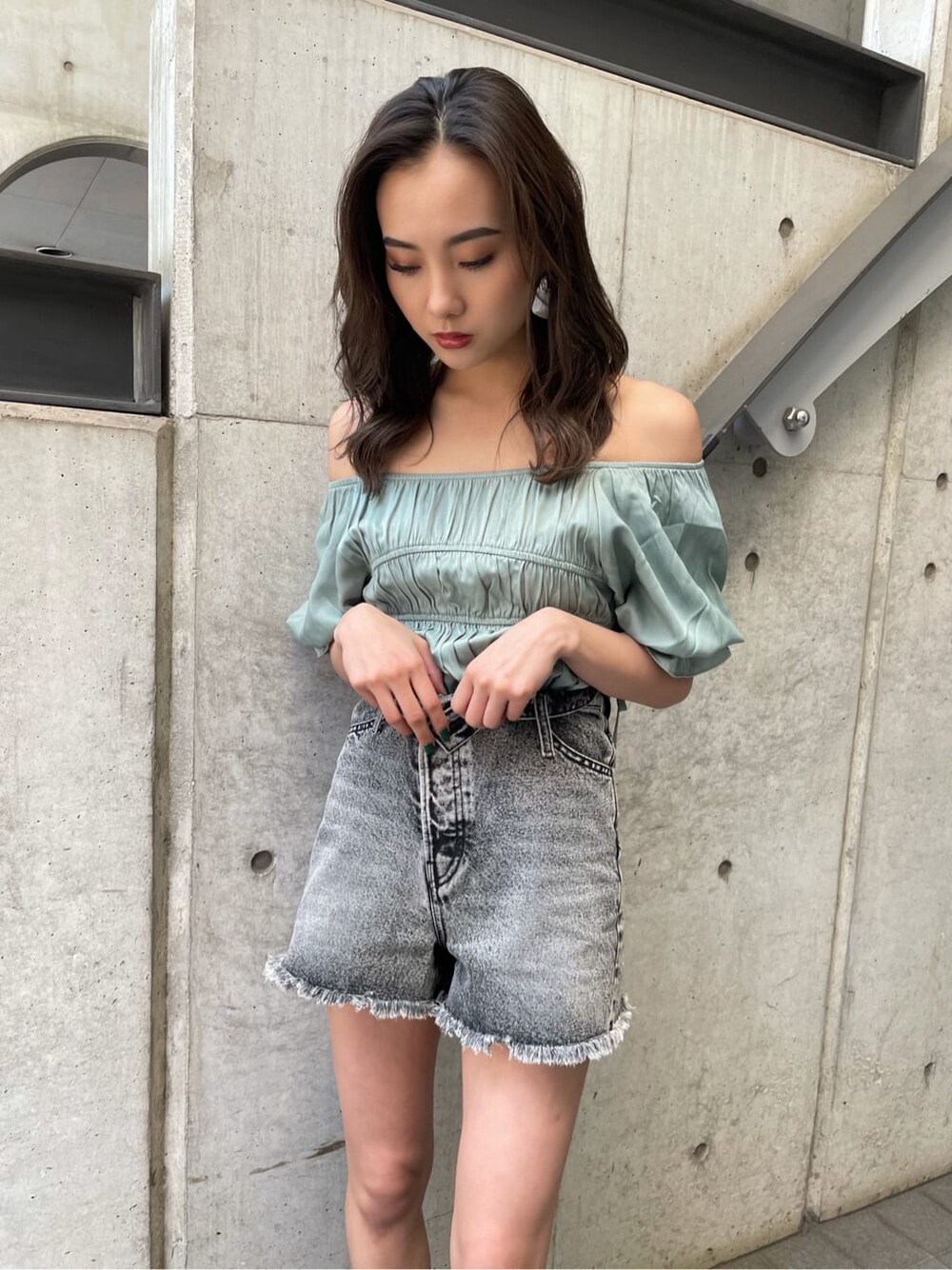 ブラック系のデニムパンツ、グリーン系のシャツ/ブラウスを着用したレディースの夏コーディネートの3枚目の写真