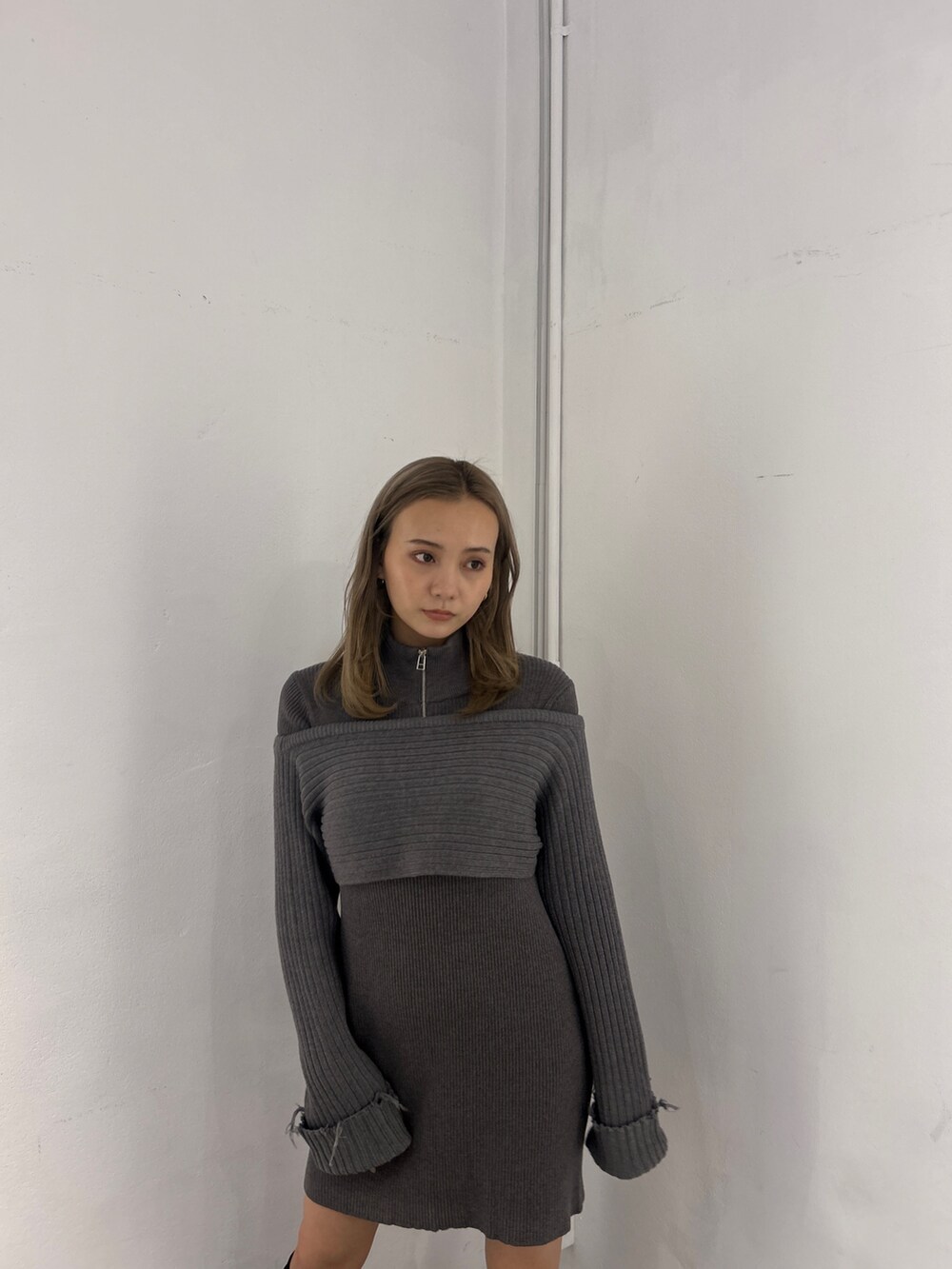 グレー系のワンピース、その他のブーツを着用したレディースの冬コーディネートの4枚目の写真