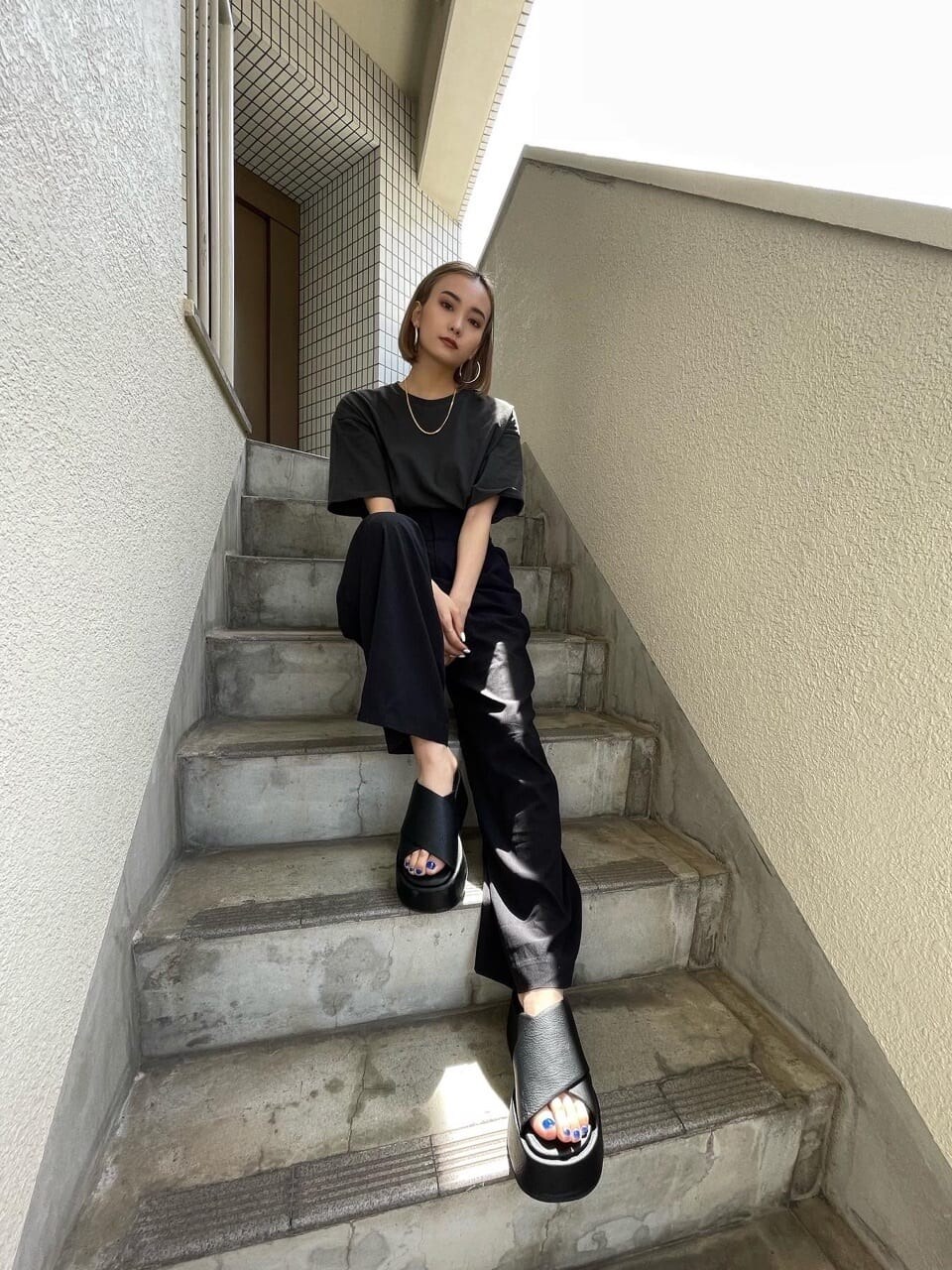 ブラック系のその他パンツ、ブラック系のサンダルを着用したレディースの春コーディネートの2枚目の写真