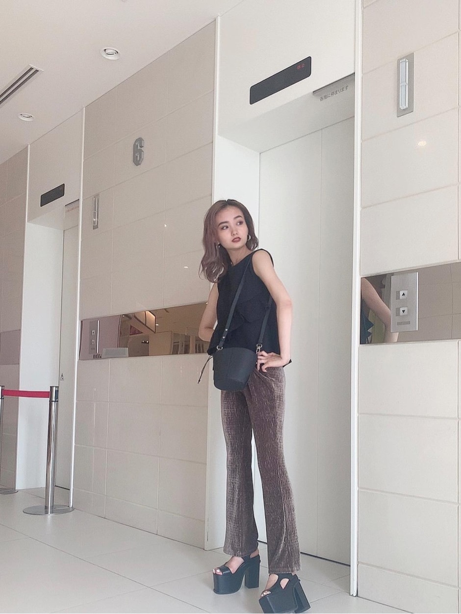 ブラウン系のその他パンツ、ブラック系のタンクトップを着用したレディースの夏コーディネートの3枚目の写真