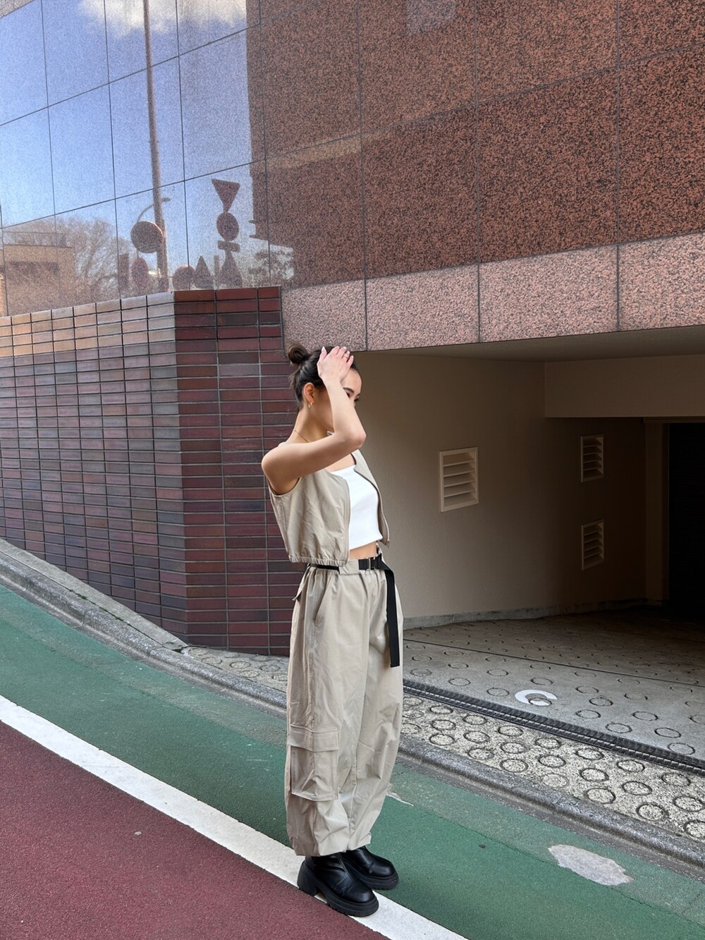 ベージュ系のタンクトップ、ベージュ系のカーゴパンツを着用したレディースの春コーディネートの2枚目の写真