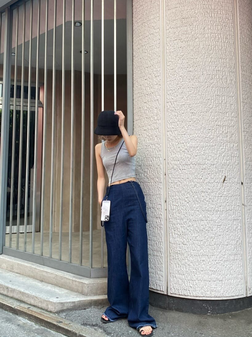 ブルー系のシャツ/ブラウス、ブルー系のサロペット/オーバーオールを着用したレディースの夏コーディネートの2枚目の写真