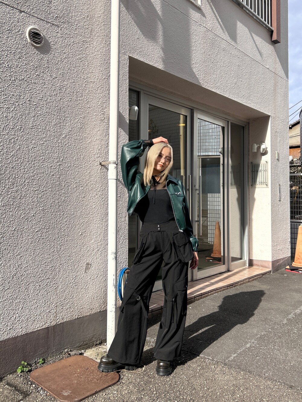 グリーン系のブルゾン、ブラック系のその他パンツを着用したレディースの冬コーディネートの5枚目の写真