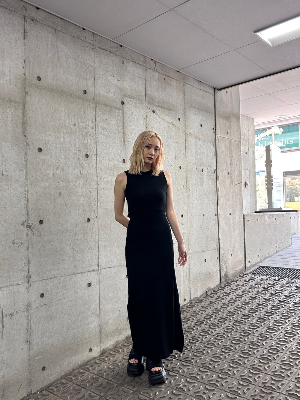 ブラック系のワンピース、ブラック系のサンダルを着用したレディースの夏コーディネートの3枚目の写真