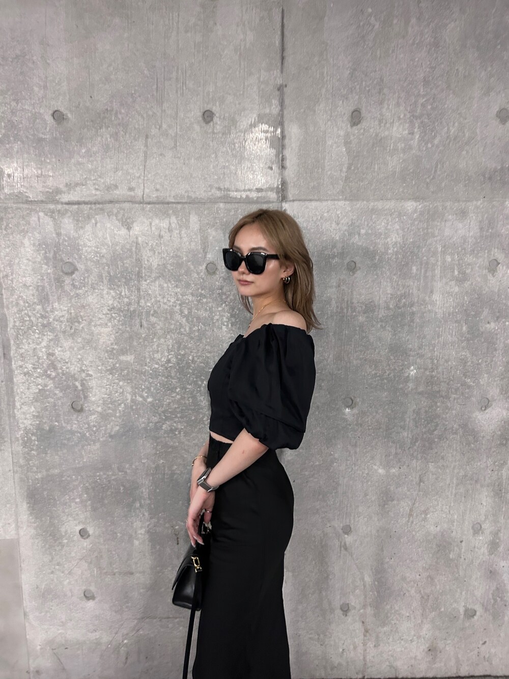 ブラック系のシャツ/ブラウスを着用したレディースの春コーディネートの4枚目の写真