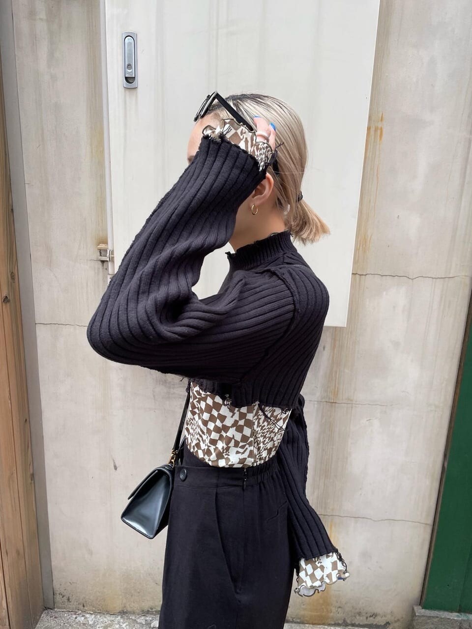 ブラック系のニット/セーター、その他のTシャツ/カットソーを着用したレディースの春コーディネートの2枚目の写真