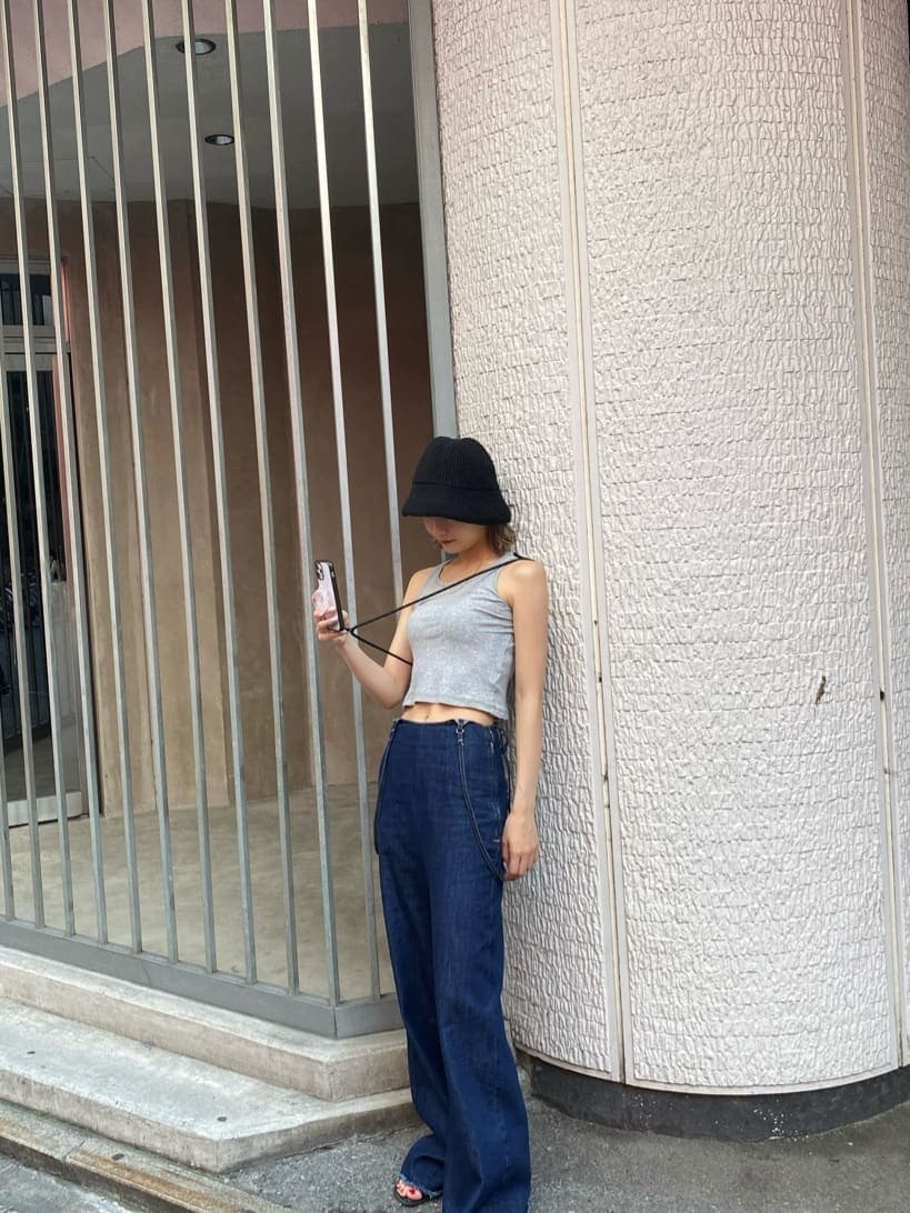 ブルー系のシャツ/ブラウス、ブルー系のサロペット/オーバーオールを着用したレディースの夏コーディネートの3枚目の写真