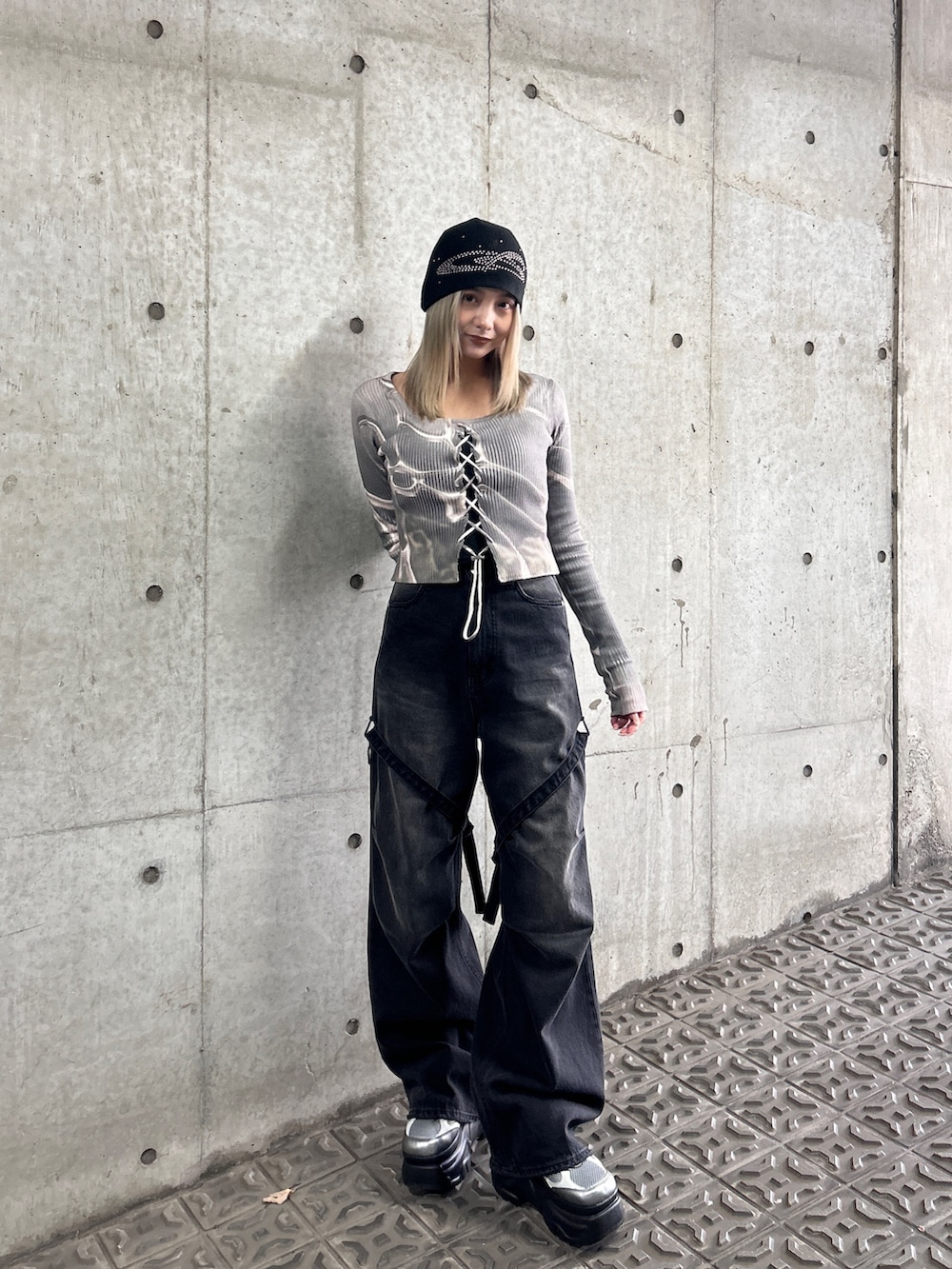 その他のニット/セーター、ブラック系のデニムパンツ、シルバー系のスニーカーを着用したレディースの冬コーディネートの3枚目の写真