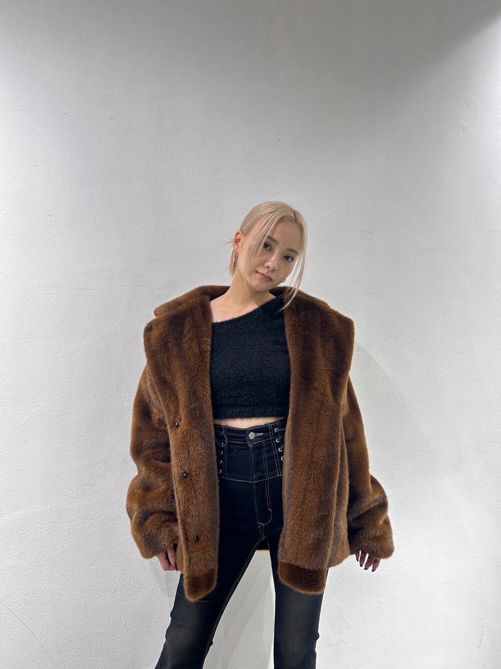 ブラウン系のその他アウター、ブラック系のデニムパンツ、ブラック系のブーツを着用したレディースの秋コーディネートの5枚目の写真