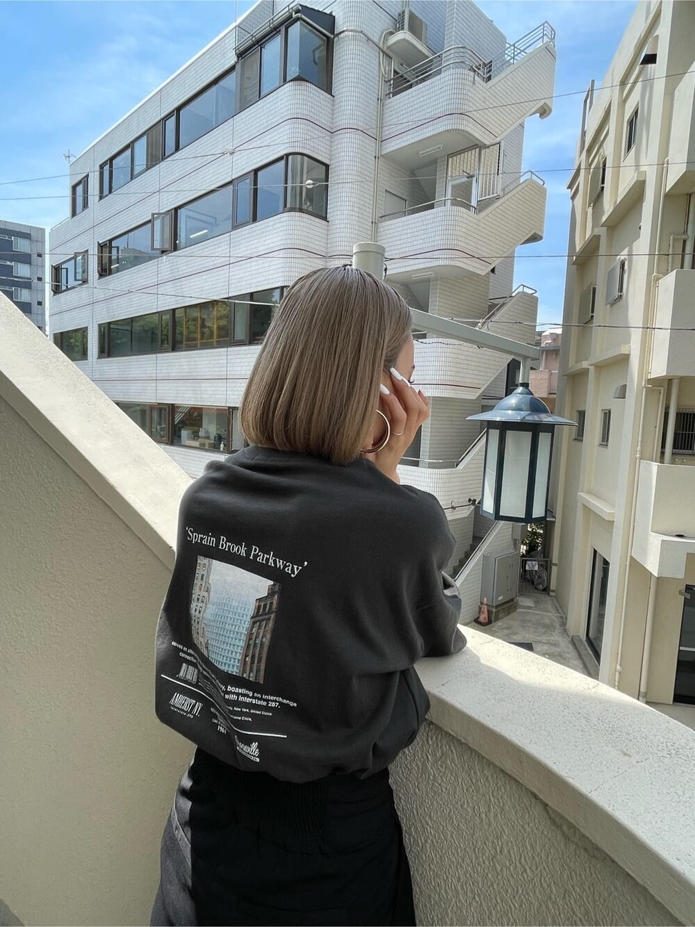 ブラック系のTシャツ/カットソーを着用したレディースの夏コーディネートの4枚目の写真