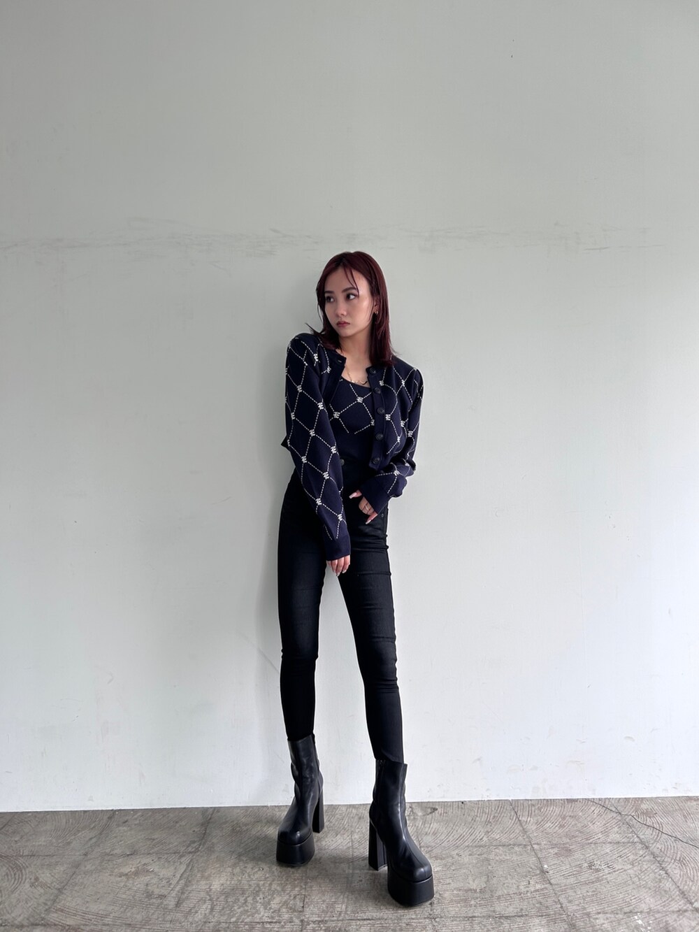 その他のニット/セーター、ブラック系のデニムパンツ、ブラック系のブーツを着用したレディースの夏コーディネートの2枚目の写真