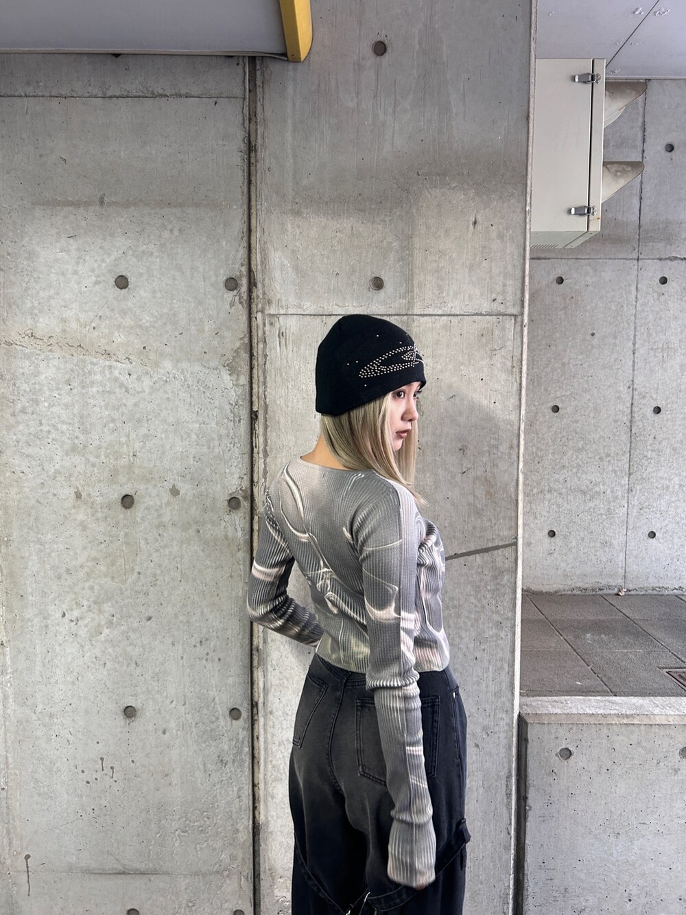 その他のニット/セーター、ブラック系のデニムパンツ、ブラック系のニットキャップ/ビーニーを着用したレディースの冬コーディネートの4枚目の写真