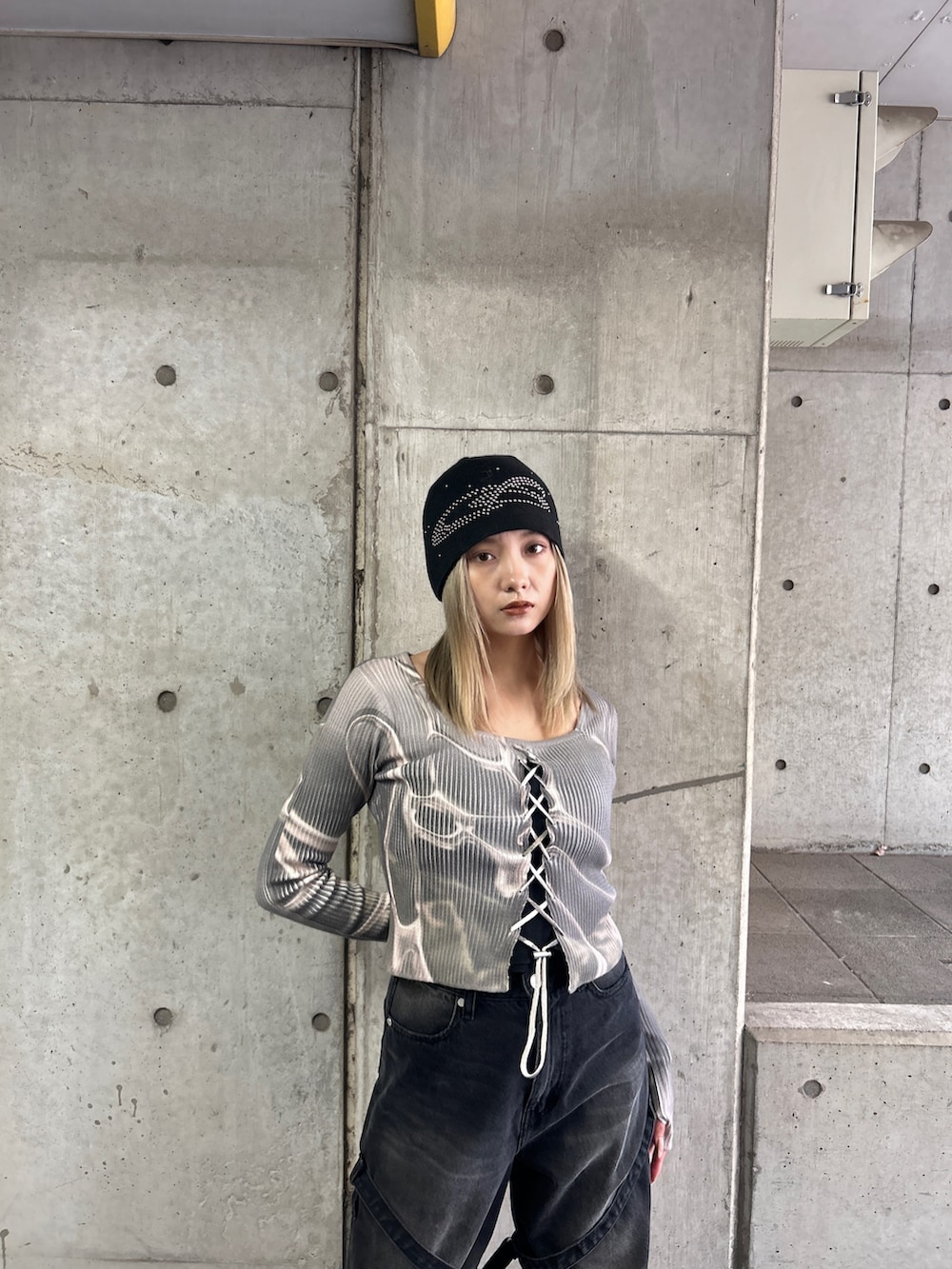 その他のニット/セーター、ブラック系のデニムパンツ、ブラック系のニットキャップ/ビーニーを着用したレディースの冬コーディネートの2枚目の写真