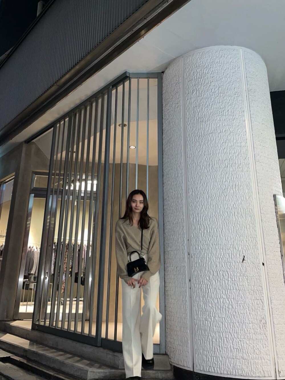 ホワイト系のその他パンツ、ベージュ系のニット/セーターを着用したレディースの冬コーディネートの2枚目の写真