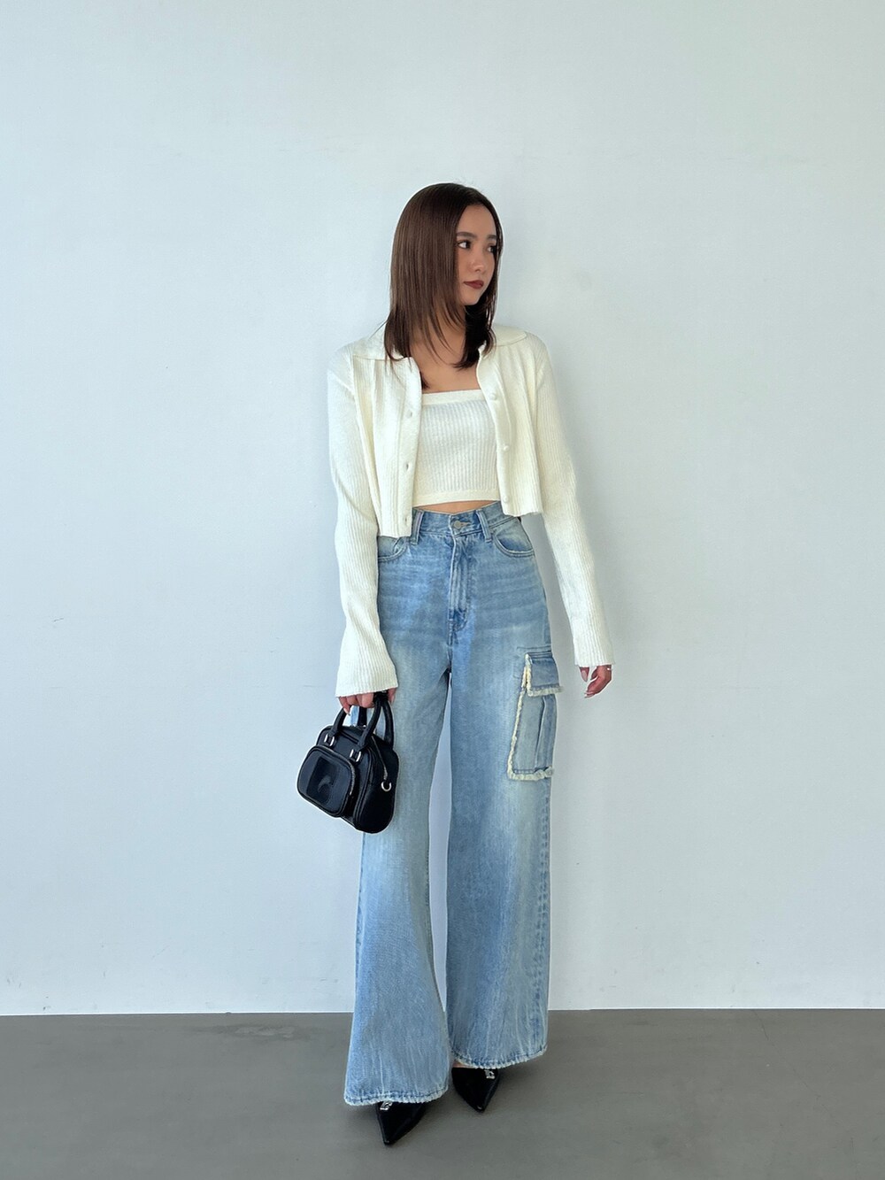 ブルー系のデニムパンツを着用したレディースの夏コーディネートの3枚目の写真