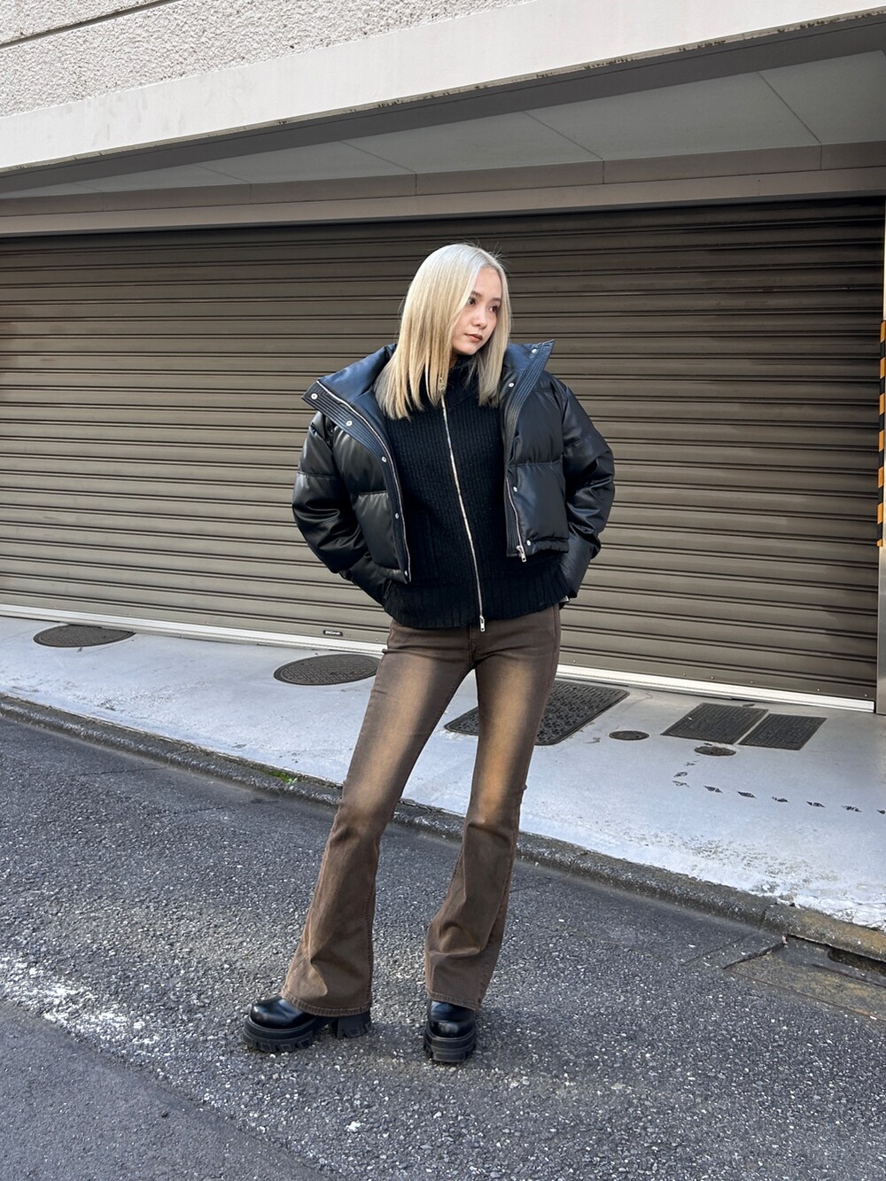 ブラック系のダウンジャケット/コート、ブラック系のデニムパンツ、ブラック系のブーツを着用したレディースの冬コーディネートの3枚目の写真