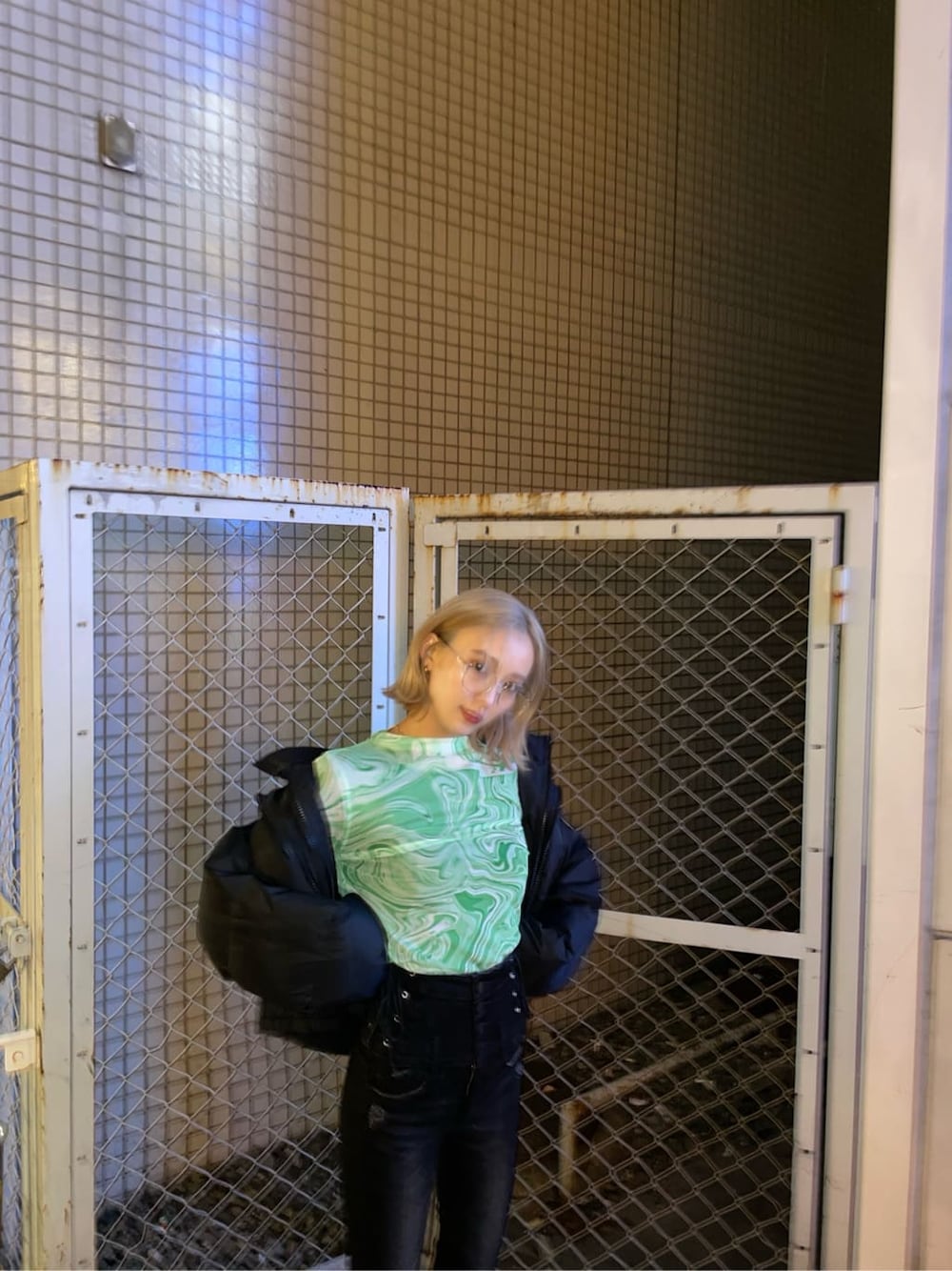 ブラック系のダウンジャケット/コート、その他のTシャツ/カットソー、ブラック系のデニムパンツを着用したレディースの冬コーディネートの5枚目の写真