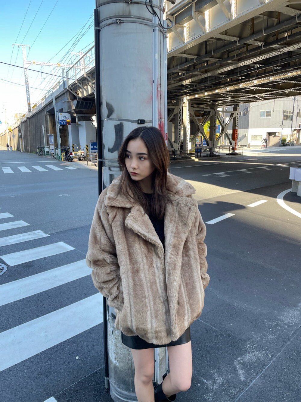 ベージュ系のその他アウター、ブラック系のニット/セーターを着用したレディースの冬コーディネートの2枚目の写真