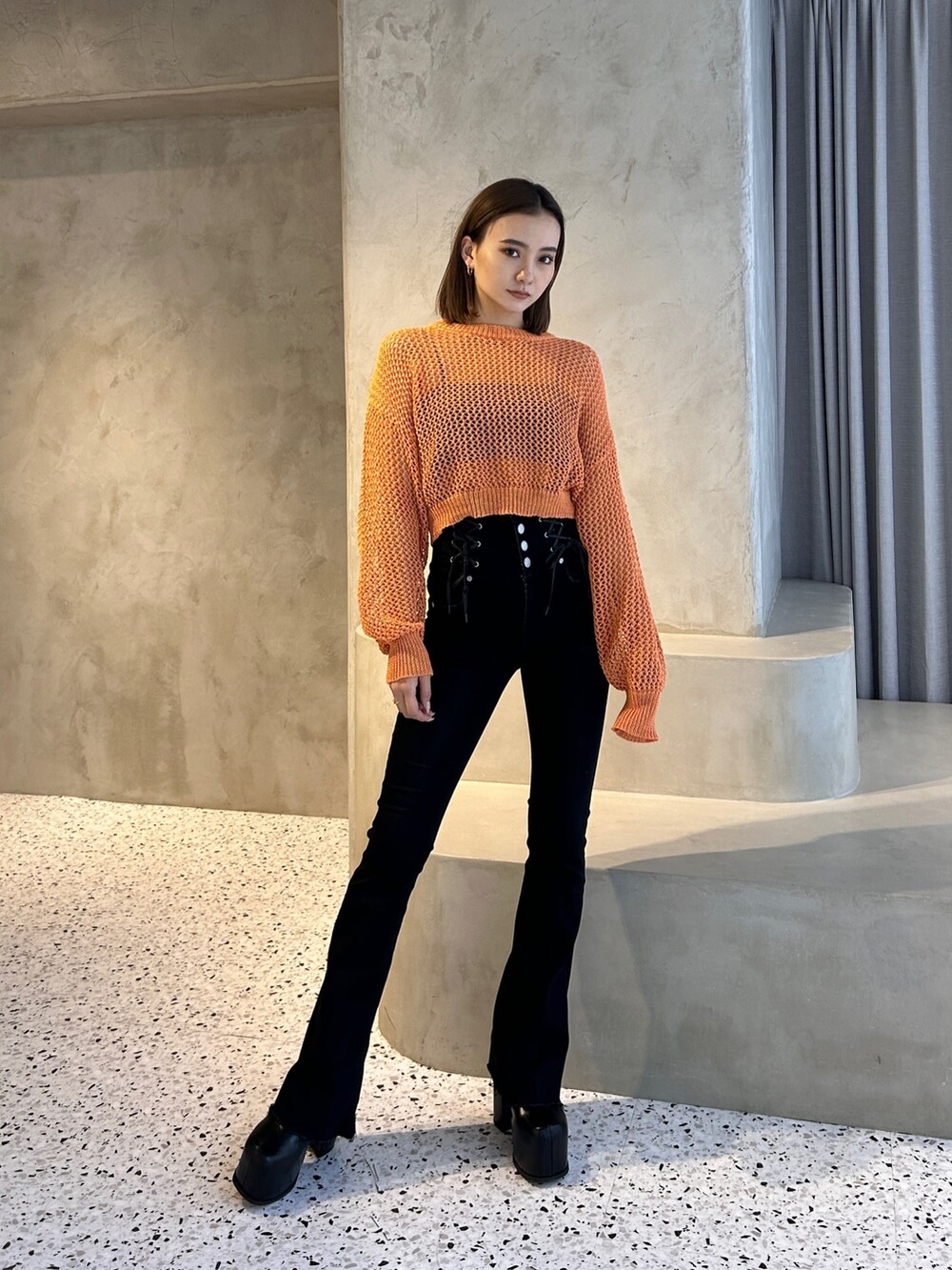 ブラック系のデニムパンツを着用したレディースの冬コーディネートの2枚目の写真