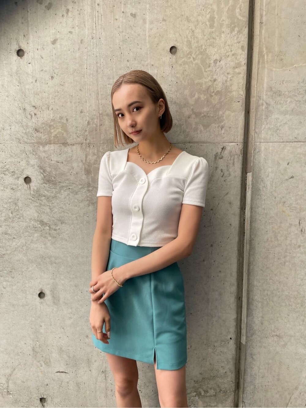 ホワイト系のTシャツ/カットソーを着用したレディースの夏コーディネートの2枚目の写真