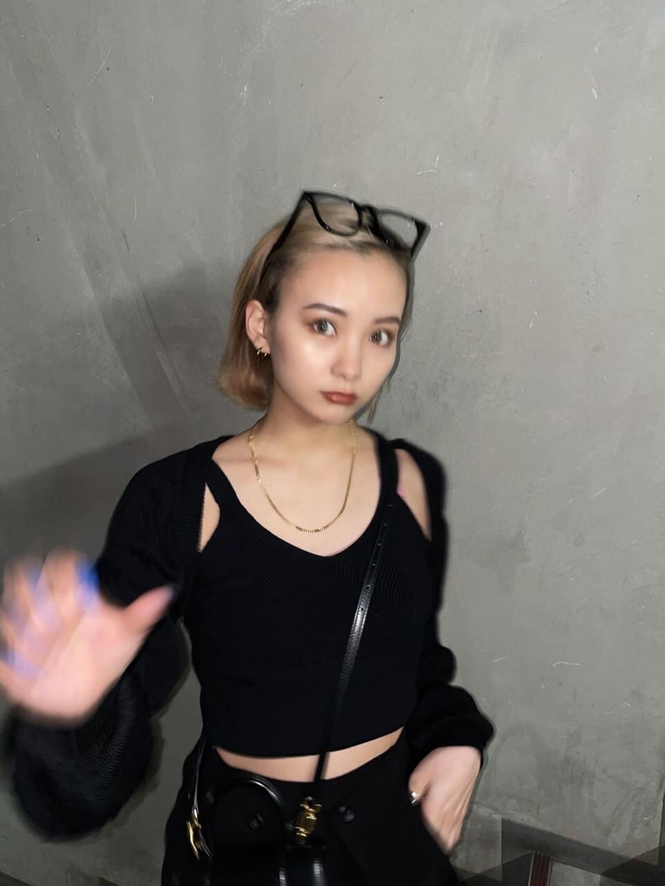 ブラック系のその他パンツ、ブラック系のニット/セーターを着用したレディースの春コーディネートの4枚目の写真