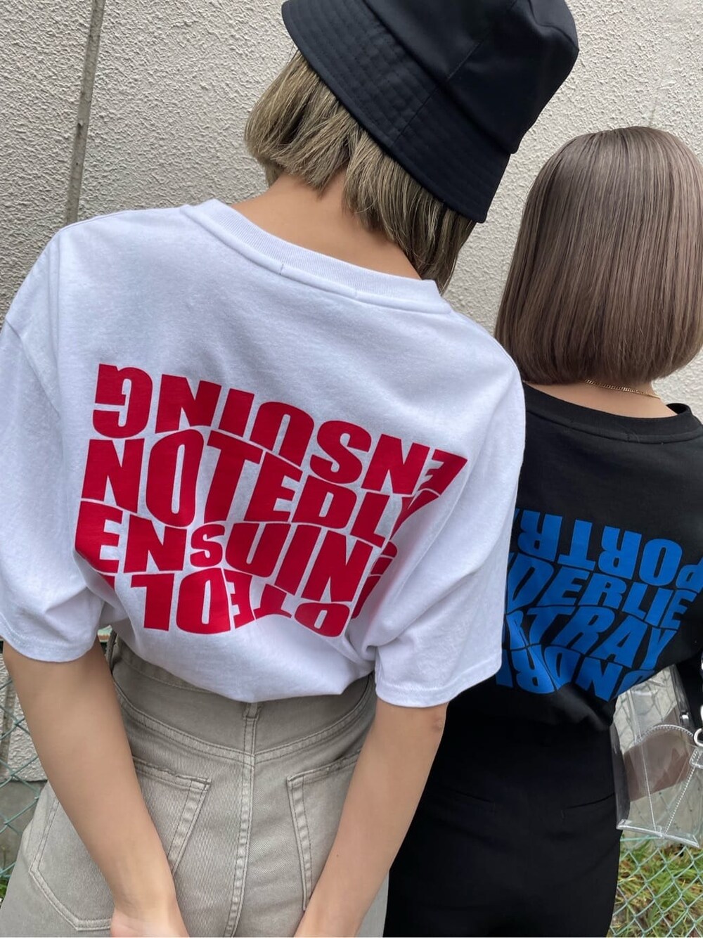 ブラック系のTシャツ/カットソーを着用したレディースの夏コーディネートの3枚目の写真