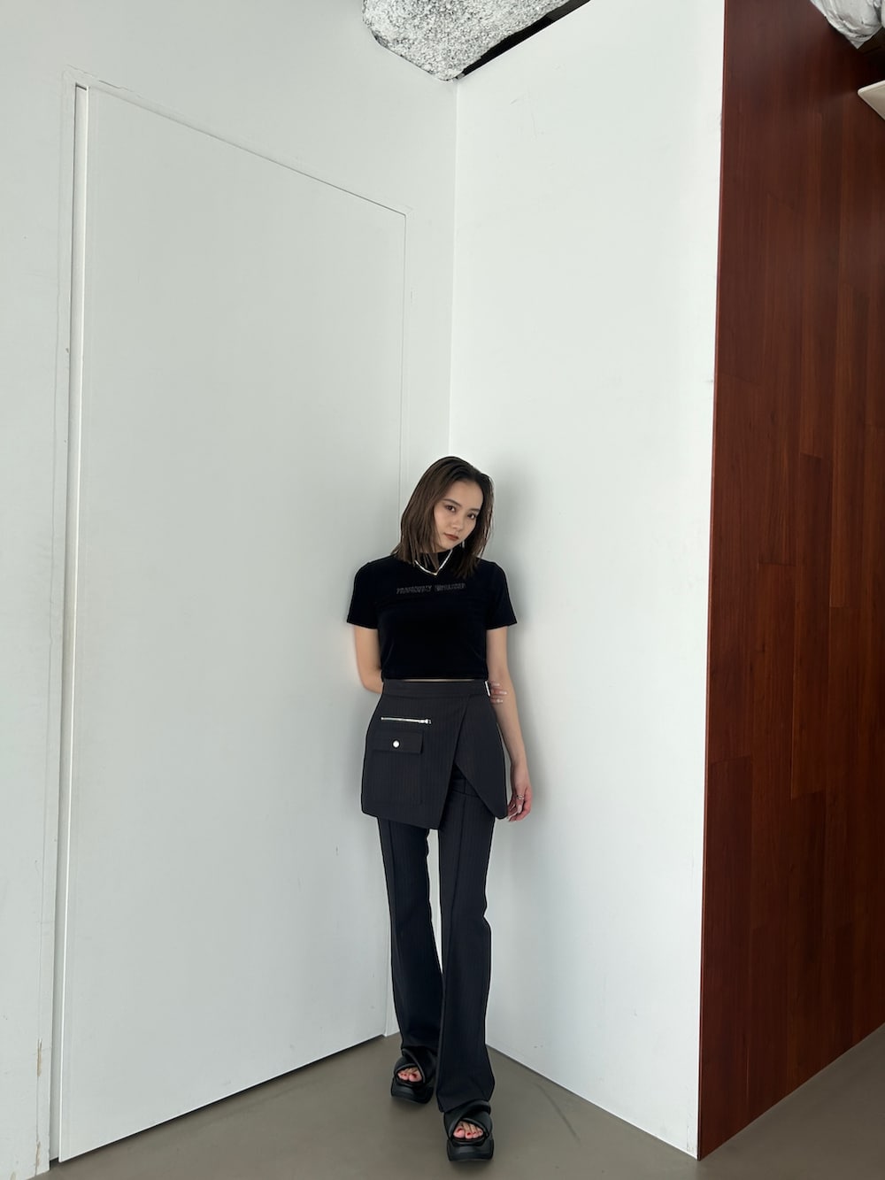 ブラック系のTシャツ/カットソー、ブラック系のサンダル、その他のその他パンツを着用したレディースの春コーディネートの2枚目の写真