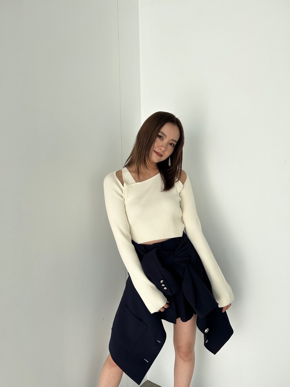 ブルー系のスカートを着用したレディースの冬コーディネートの3枚目の写真