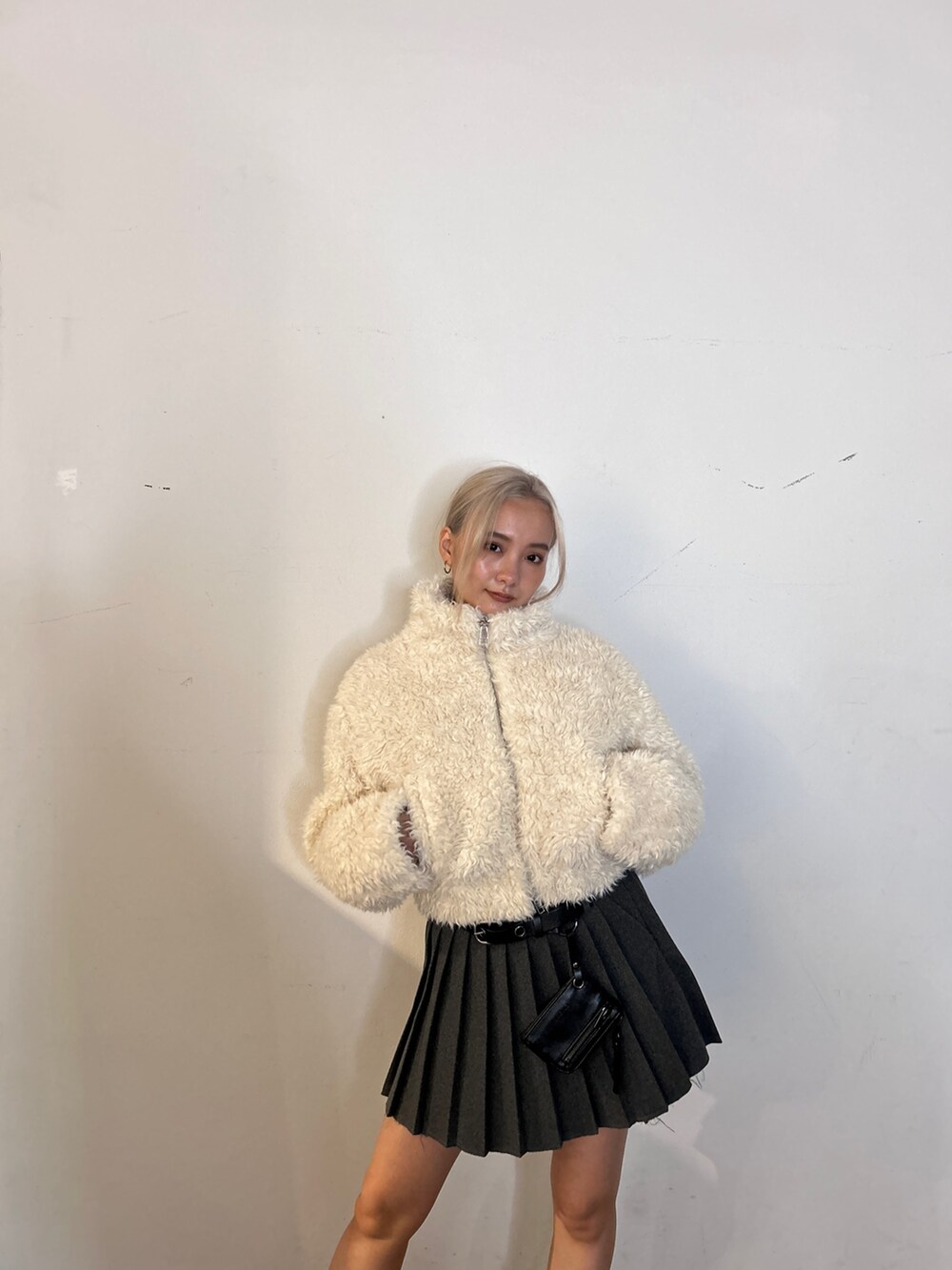 ホワイト系のブルゾン、グレー系のスカート、ブラック系のローファーを着用したレディースの秋コーディネートの4枚目の写真