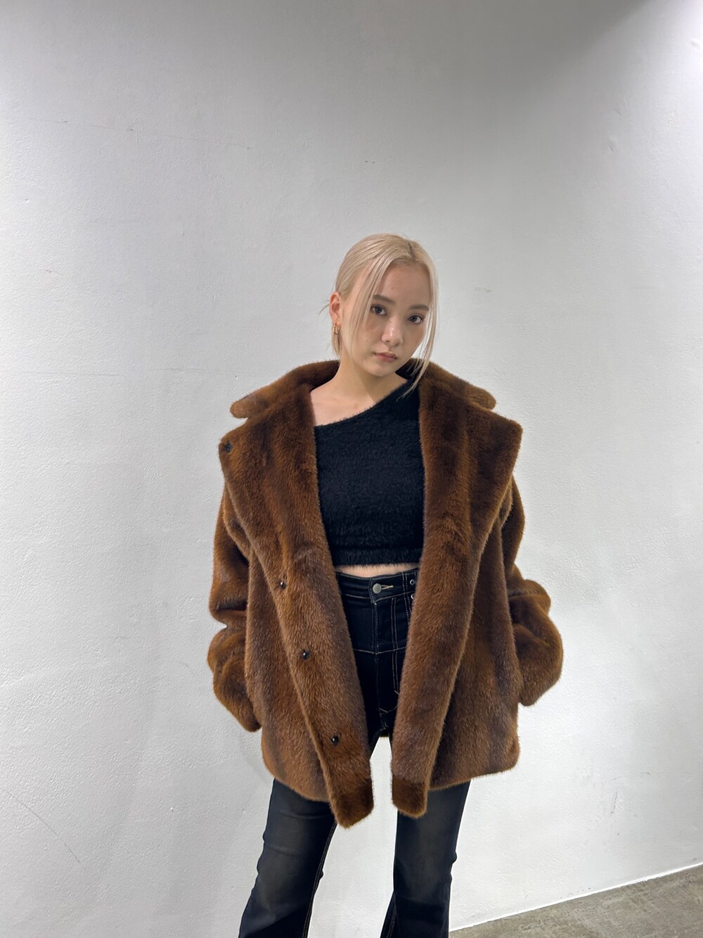 ブラウン系のその他アウター、ブラック系のデニムパンツ、ブラック系のブーツを着用したレディースの秋コーディネートの2枚目の写真