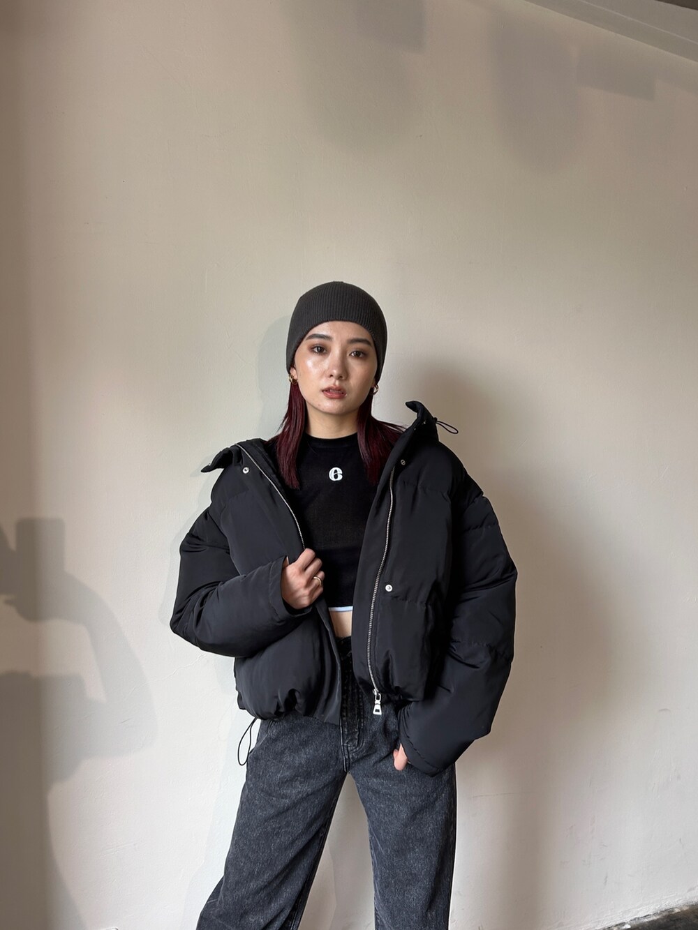 ブラック系のブルゾン、ブラック系のデニムパンツ、ブラック系のブーツを着用したレディースの秋コーディネートの2枚目の写真