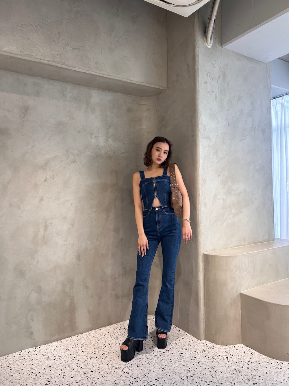 ブルー系のサロペット/オーバーオールを着用したレディースの春コーディネートの2枚目の写真