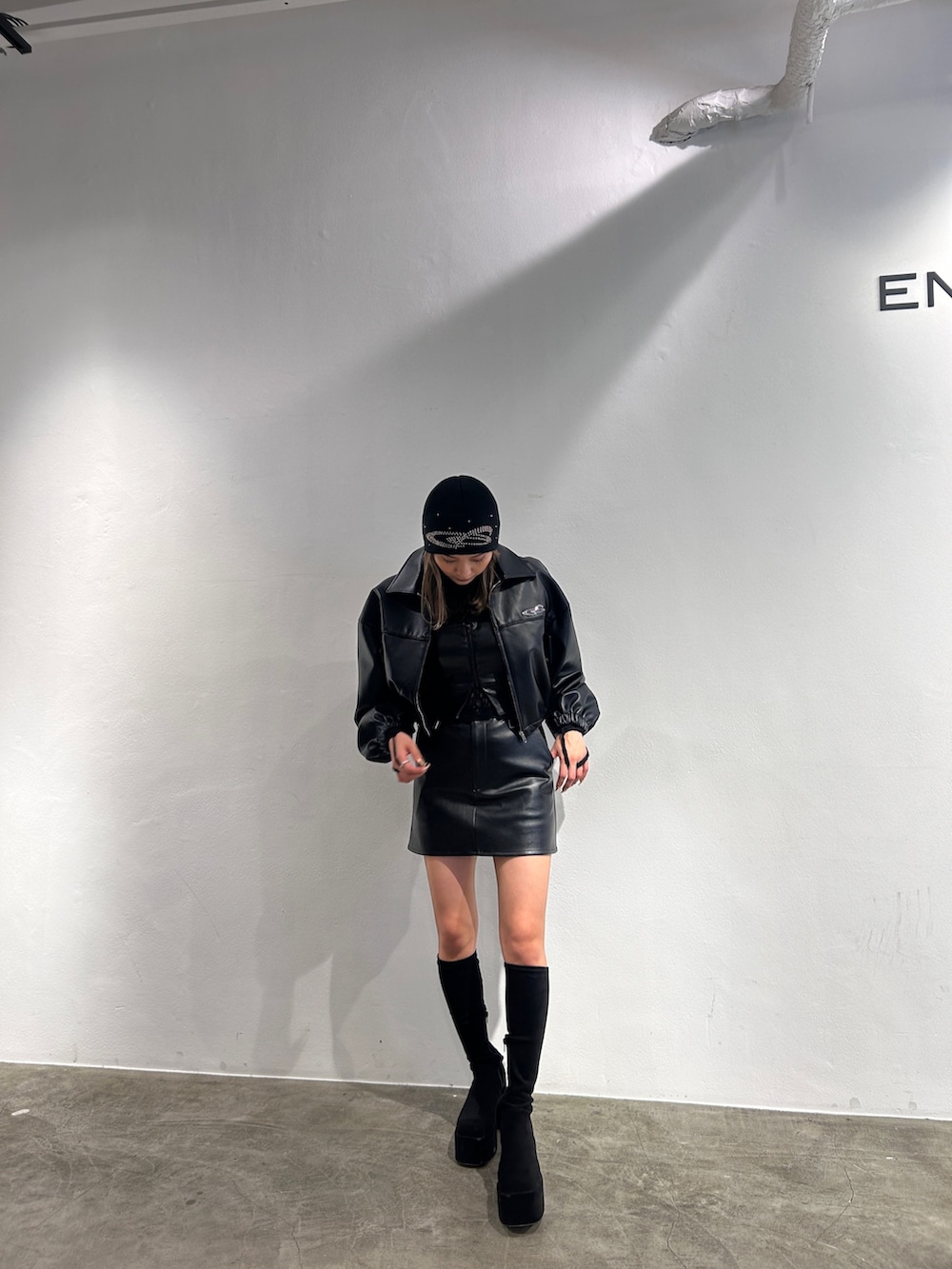 ブラック系のスカート、その他のブーツ、ブラック系のブルゾンを着用したレディースの冬コーディネートの2枚目の写真