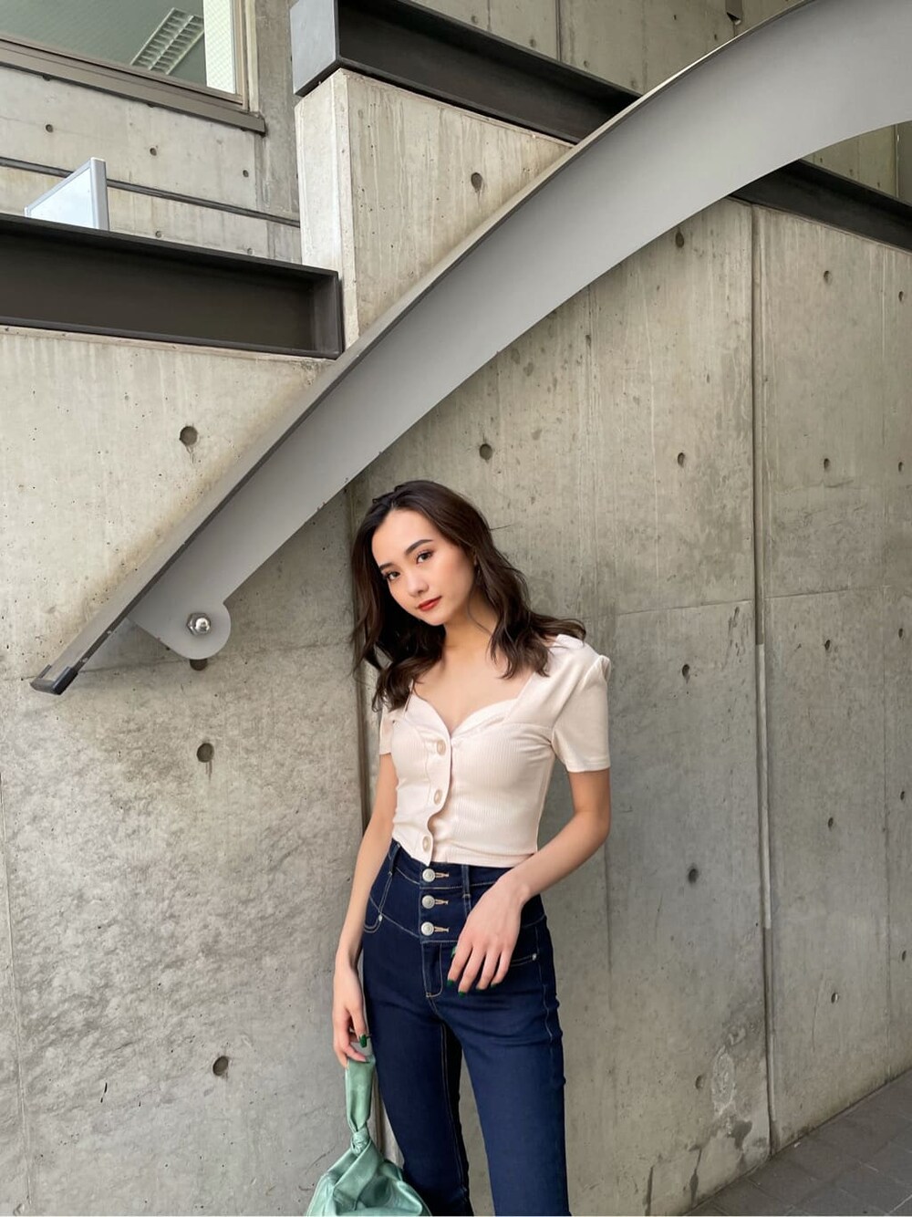 ホワイト系のTシャツ/カットソーを着用したレディースの夏コーディネートの2枚目の写真