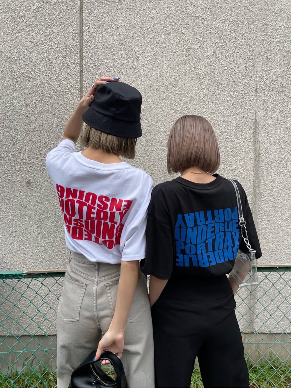 ブラック系のTシャツ/カットソーを着用したレディースの夏コーディネートの4枚目の写真