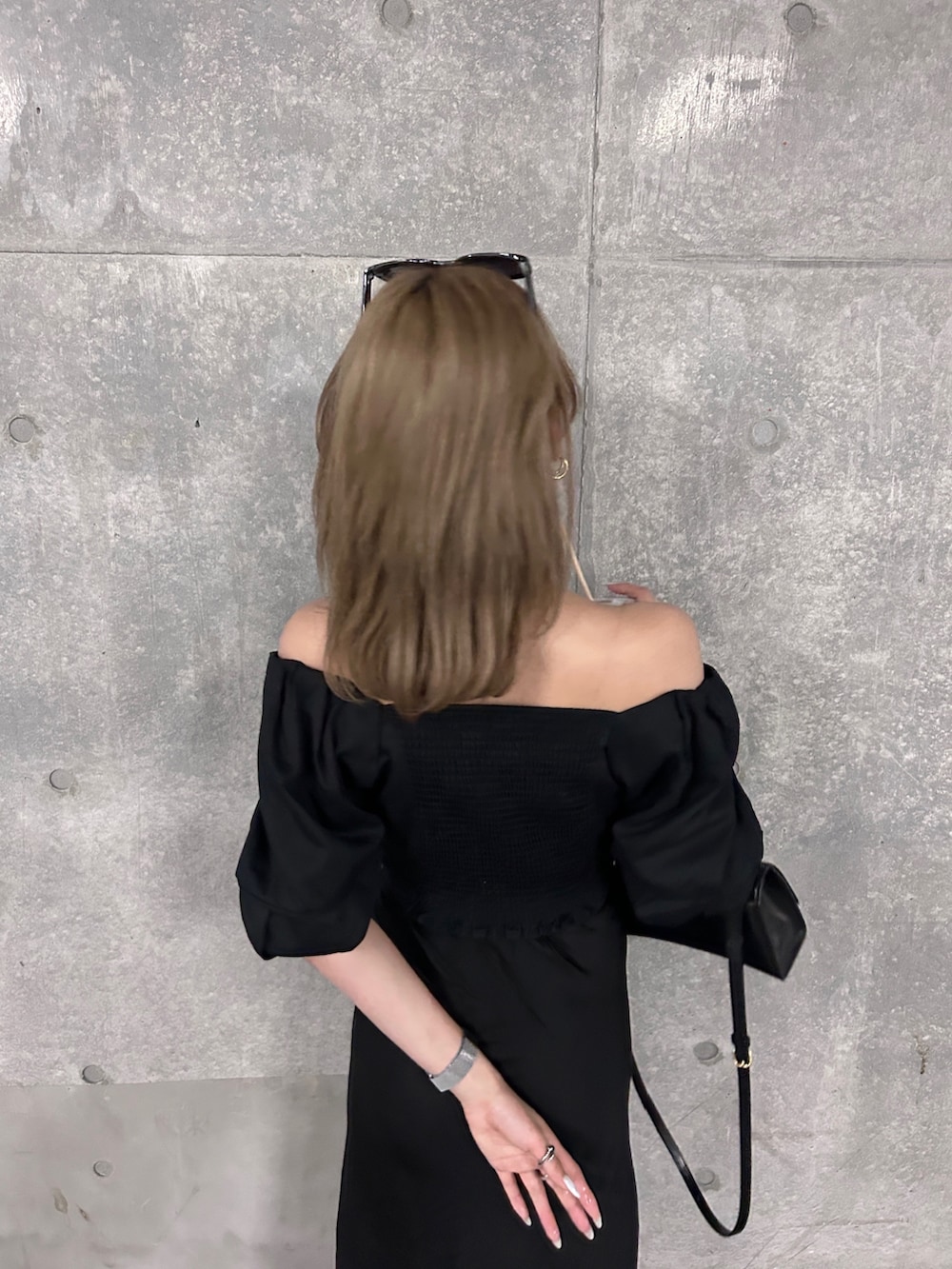 ブラック系のシャツ/ブラウスを着用したレディースの春コーディネートの5枚目の写真