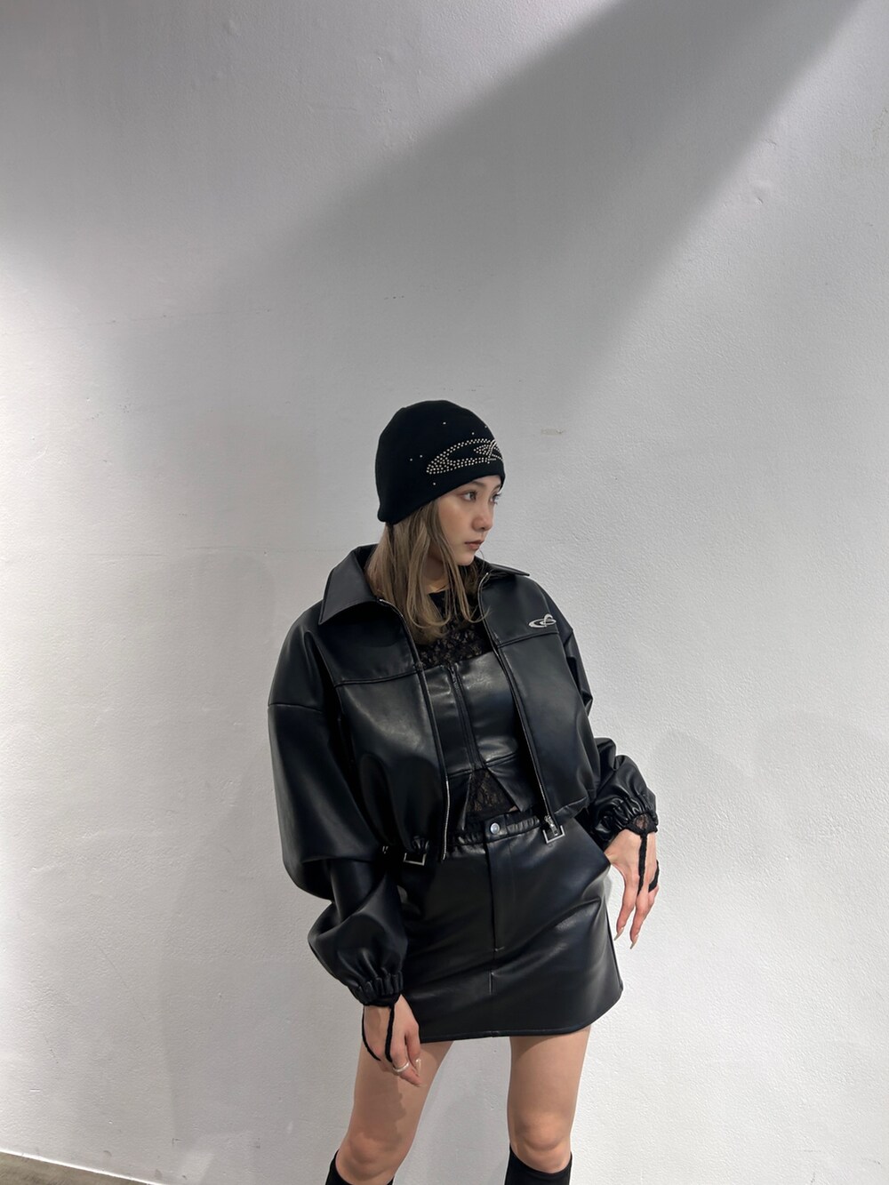 ブラック系のスカート、その他のブーツ、ブラック系のブルゾンを着用したレディースの冬コーディネートの3枚目の写真