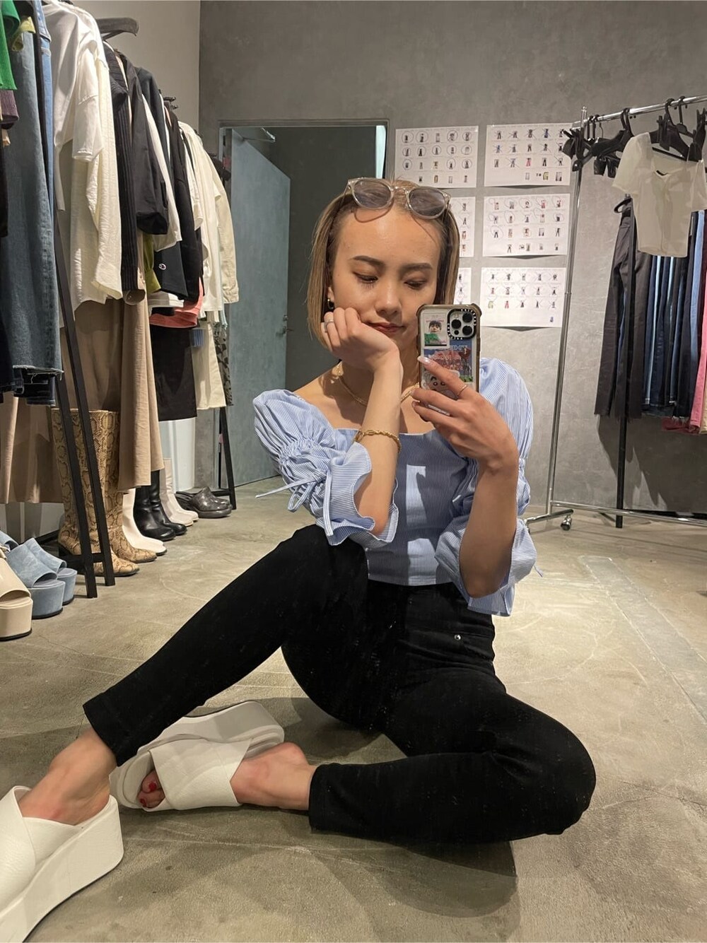 ブラック系のデニムパンツ、ブルー系のシャツ/ブラウスを着用したレディースの夏コーディネートの2枚目の写真