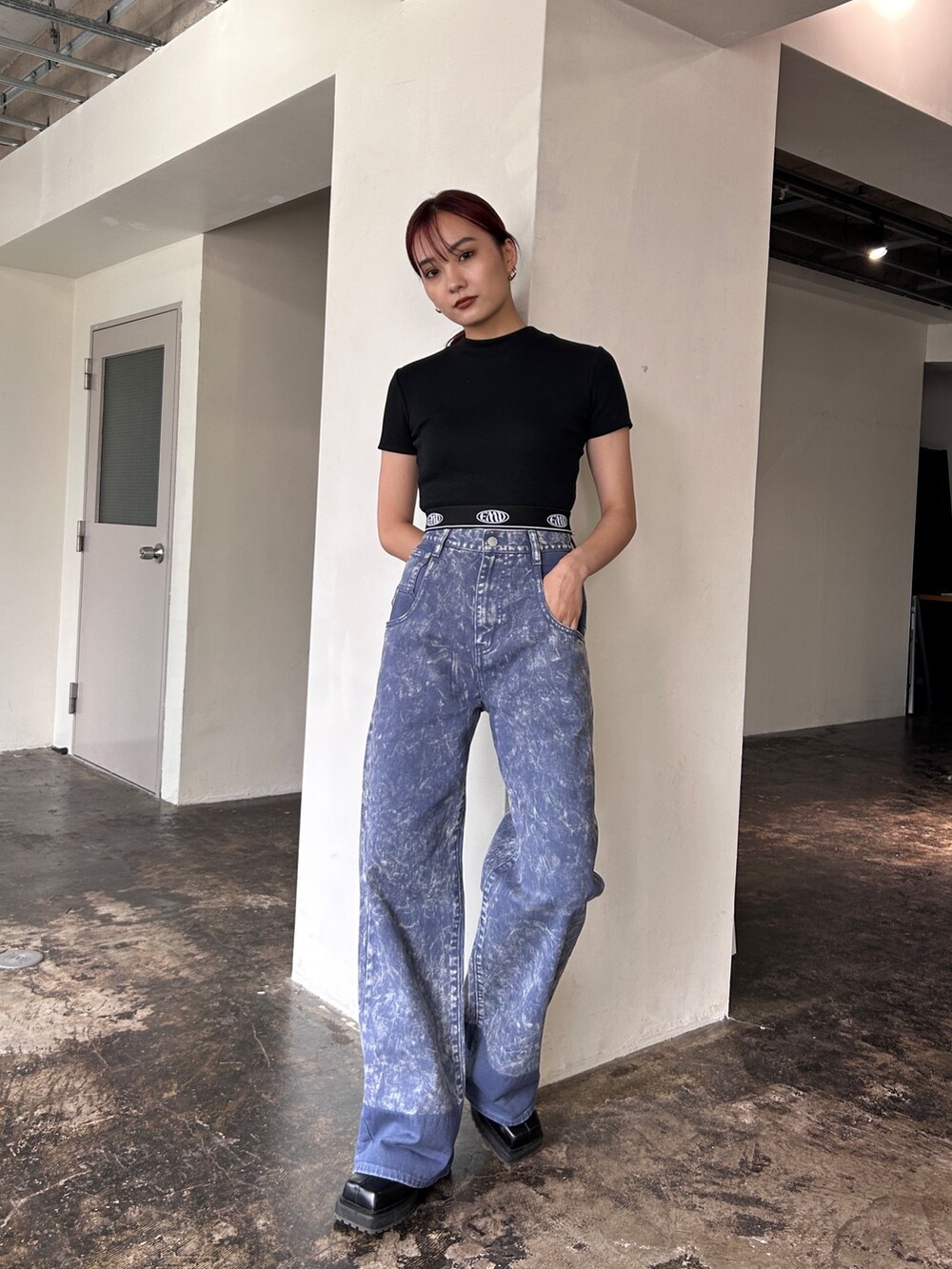 パープル系のデニムパンツ、ブラック系のTシャツ/カットソーを着用したレディースの秋コーディネートの2枚目の写真