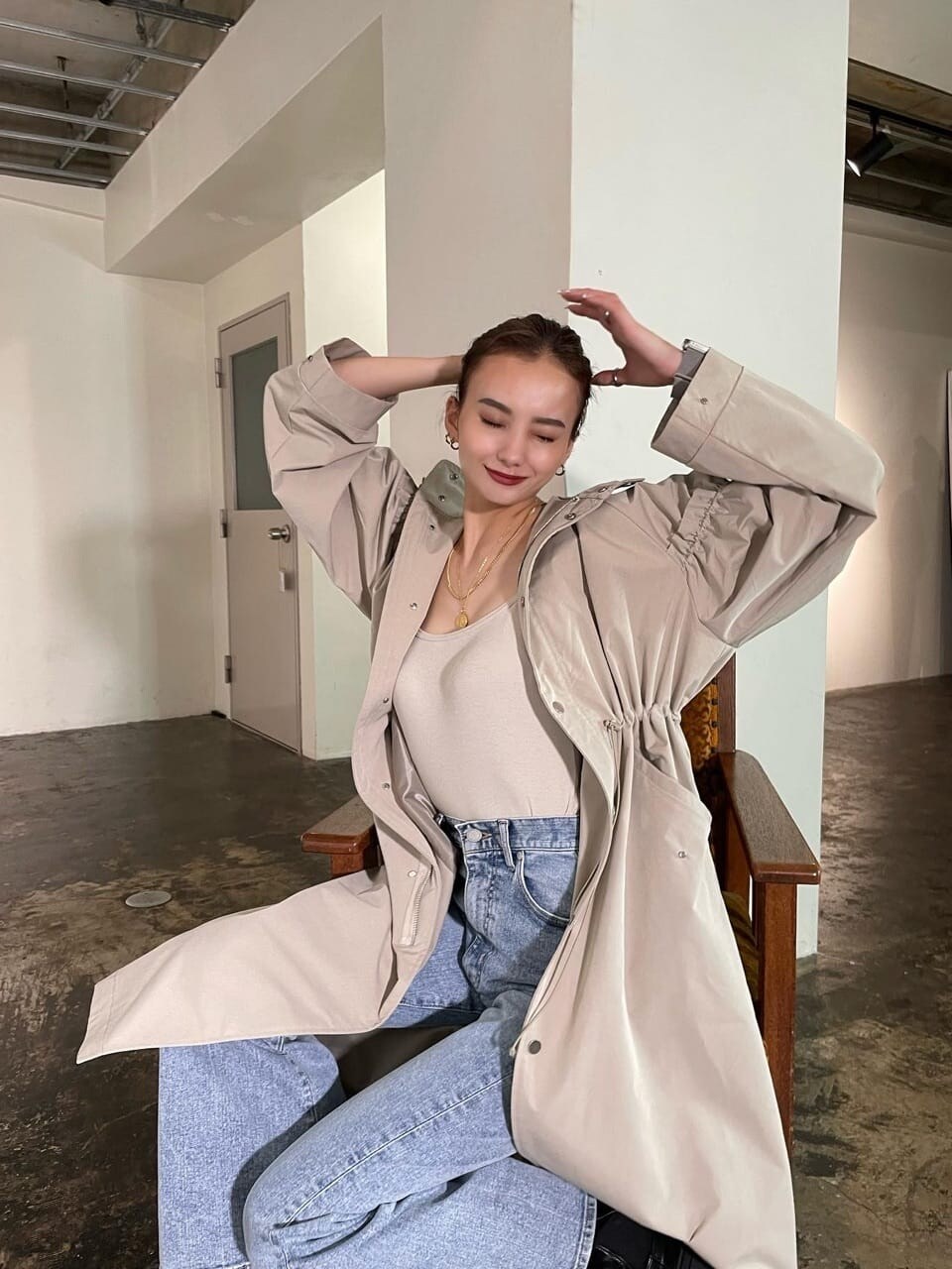 ベージュ系のモッズコートを着用したレディースの秋コーディネートの3枚目の写真