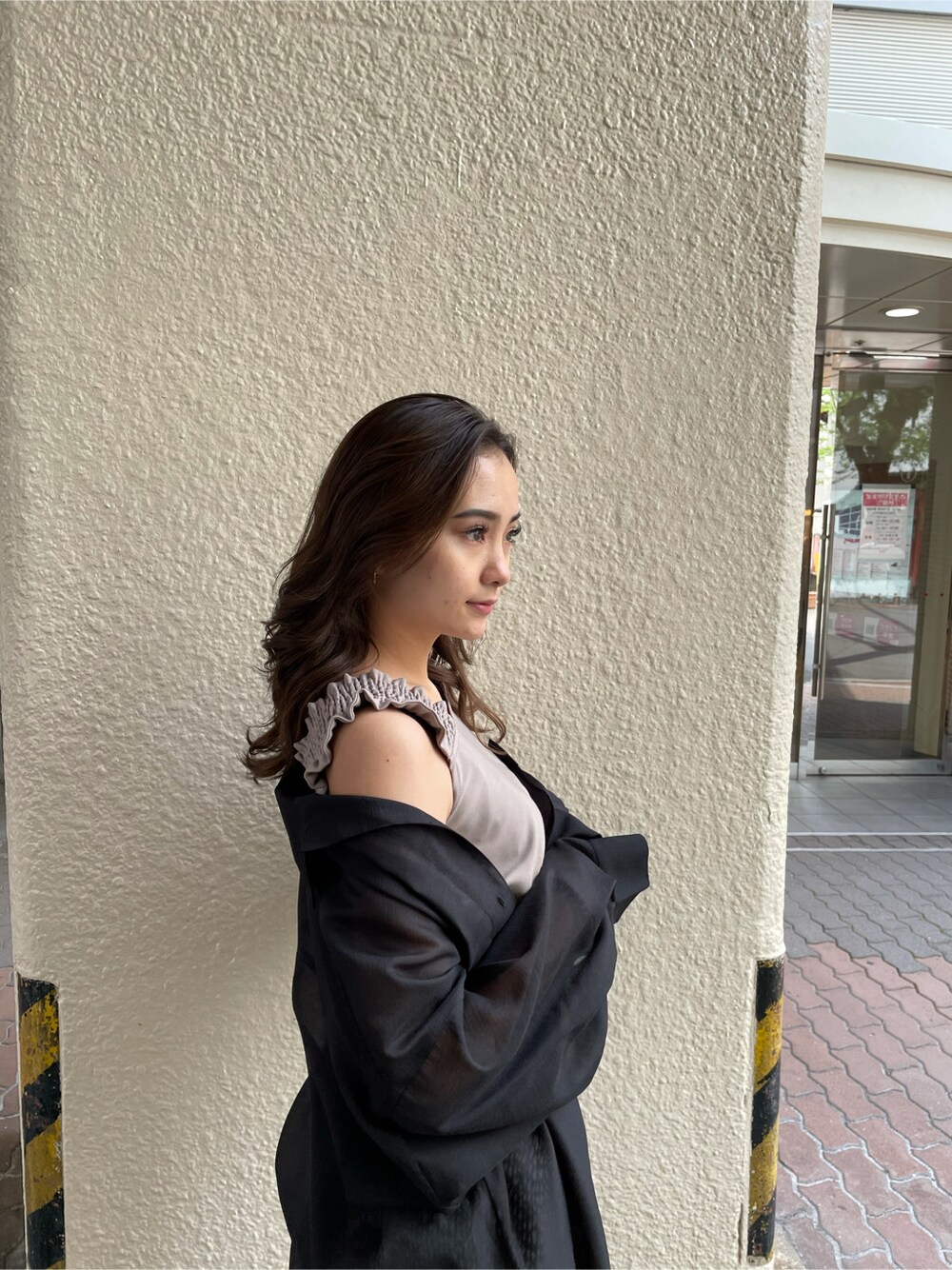 ブラック系のシャツ/ブラウス、ベージュ系のシャツ/ブラウスを着用したレディースの夏コーディネートの2枚目の写真