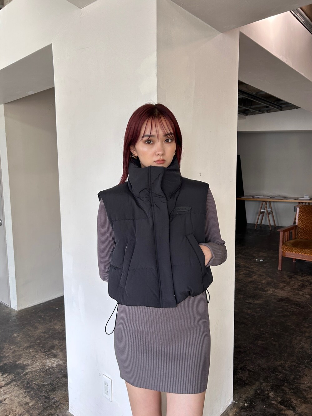 「EMODA、ダウンベスト、ワンピース、ワンピーススタイル、サイドゴアブーツ、ショートブーツ」｜「EMODAのHALF ZIP KNIT OP（ワンピース、グレー系）」を使った、濱田 萌衣(EMODA)さん（レディース・162cm）の秋コーディネートの3枚目の写真