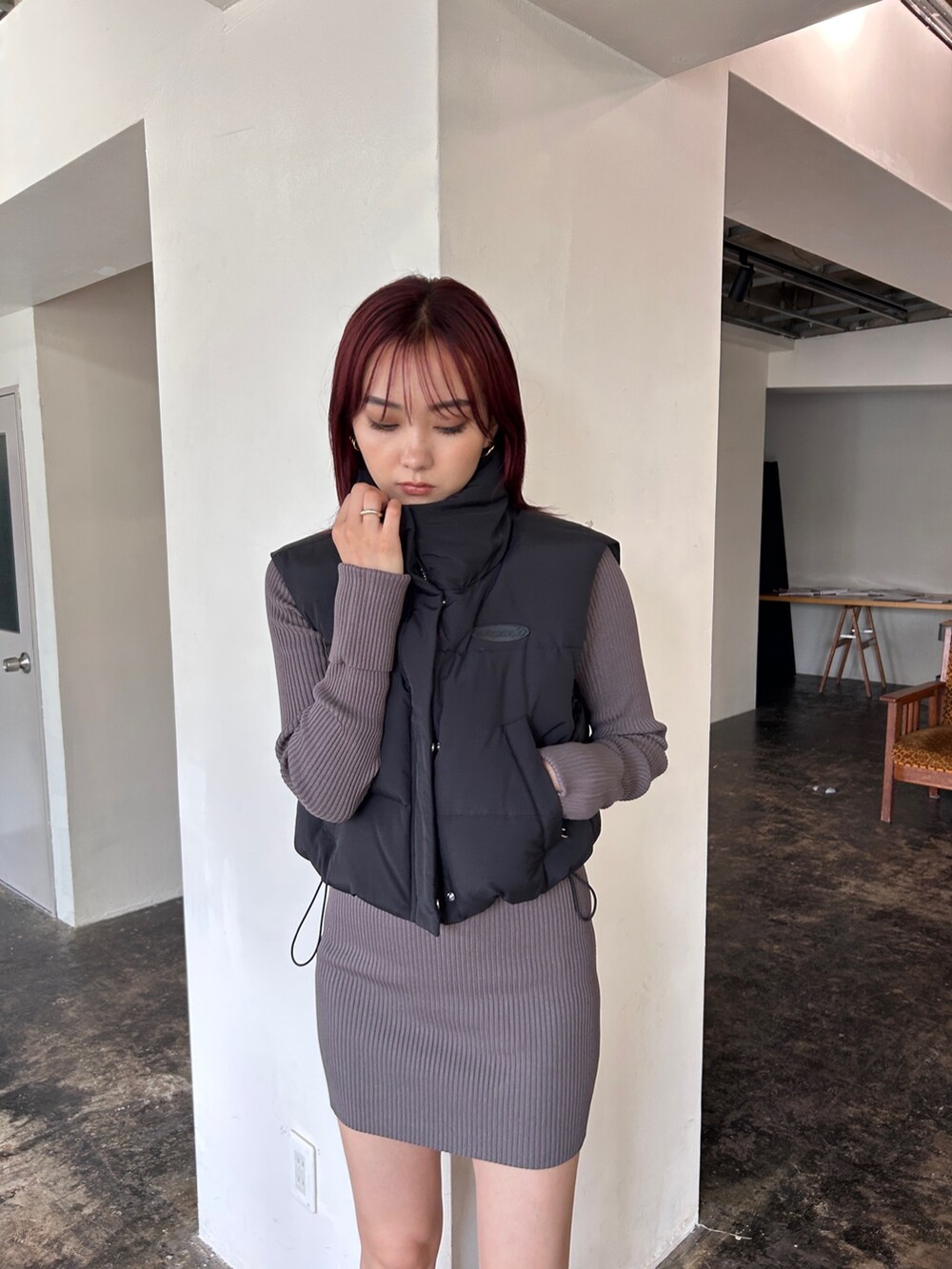 「EMODA、ダウンベスト、ワンピース、ワンピーススタイル、サイドゴアブーツ、ショートブーツ」｜「EMODAのHALF ZIP KNIT OP（ワンピース、グレー系）」を使った、濱田 萌衣(EMODA)さん（レディース・162cm）の秋コーディネートの4枚目の写真