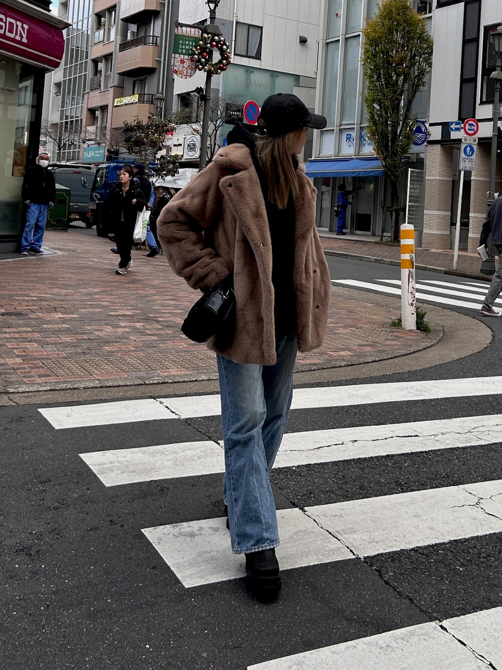 ベージュ系のその他アウター、ブラック系のハンドバッグ、ブラック系のブーツを着用したレディースの冬コーディネートの3枚目の写真