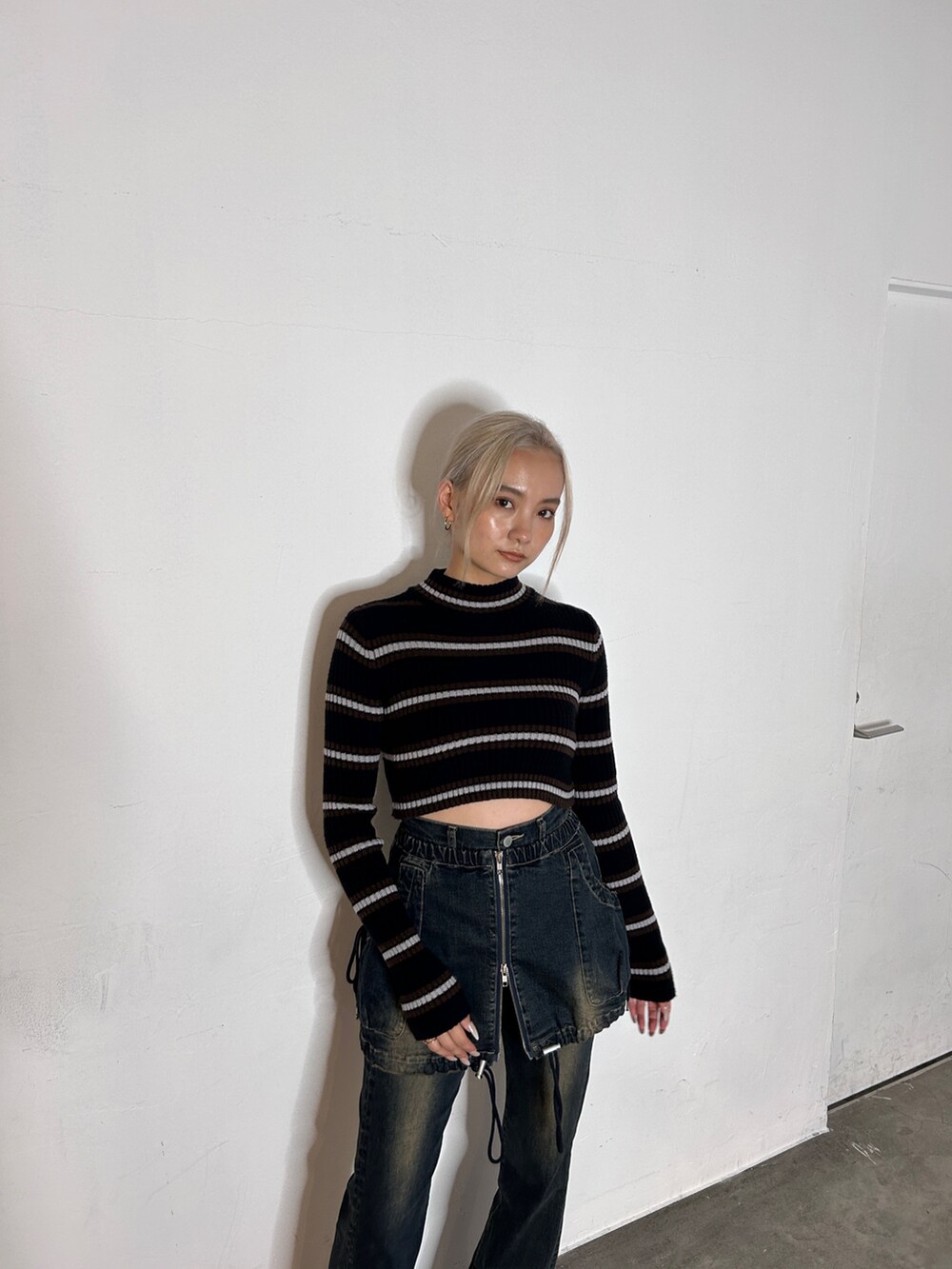 その他のニット/セーター、ブルー系のデニムパンツ、ブラック系のローファーを着用したレディースの秋コーディネートの4枚目の写真