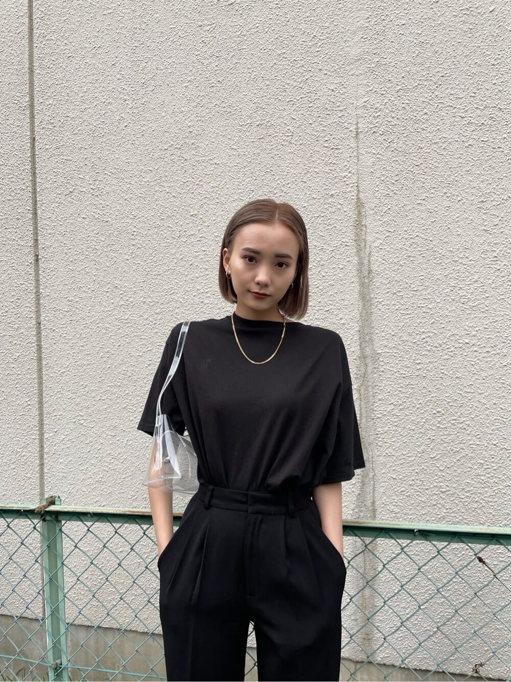 ブラック系のTシャツ/カットソーを着用したレディースの夏コーディネートの2枚目の写真