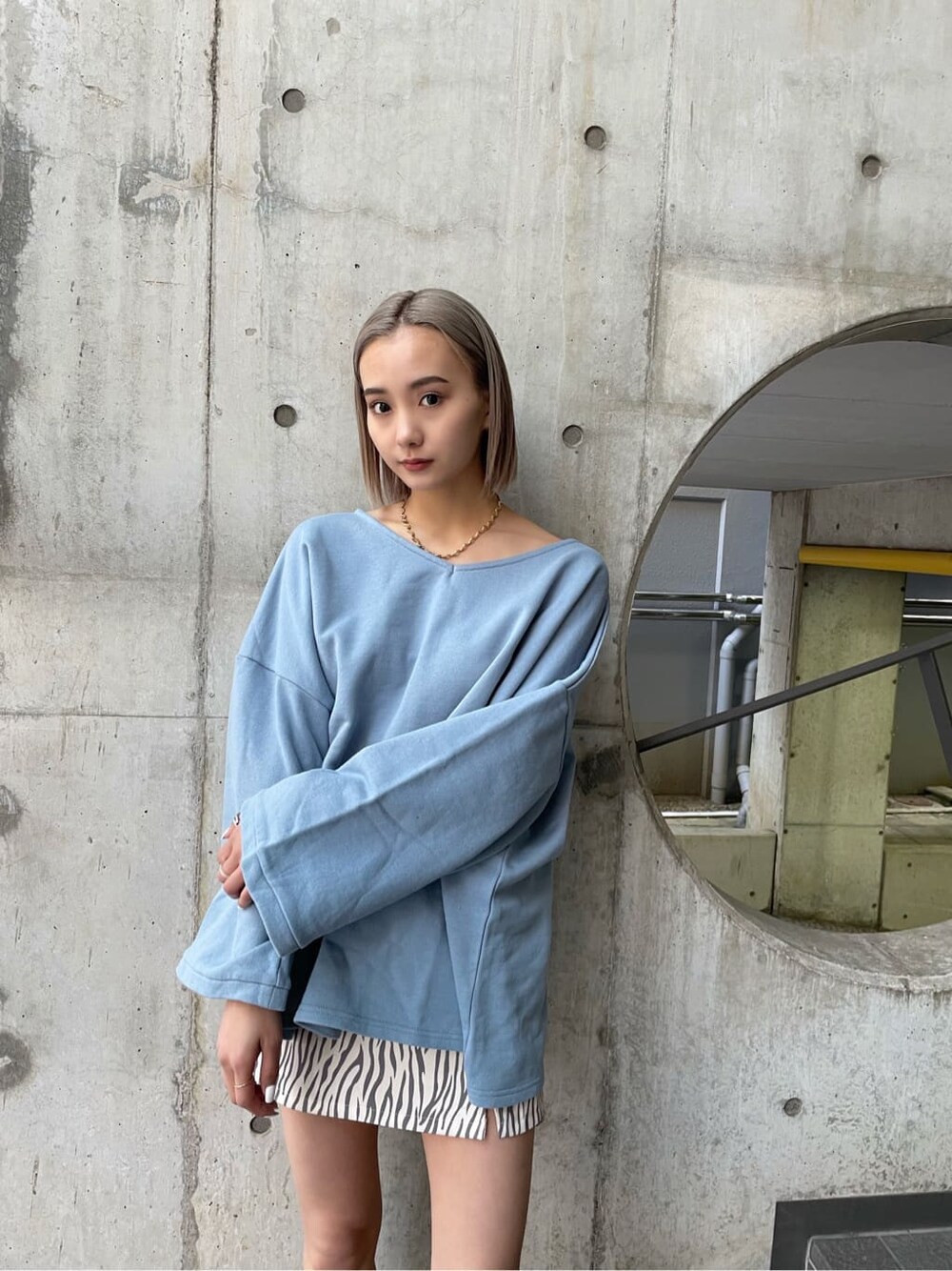 その他のスカート、ブルー系のTシャツ/カットソーを着用したレディースの冬コーディネートの5枚目の写真